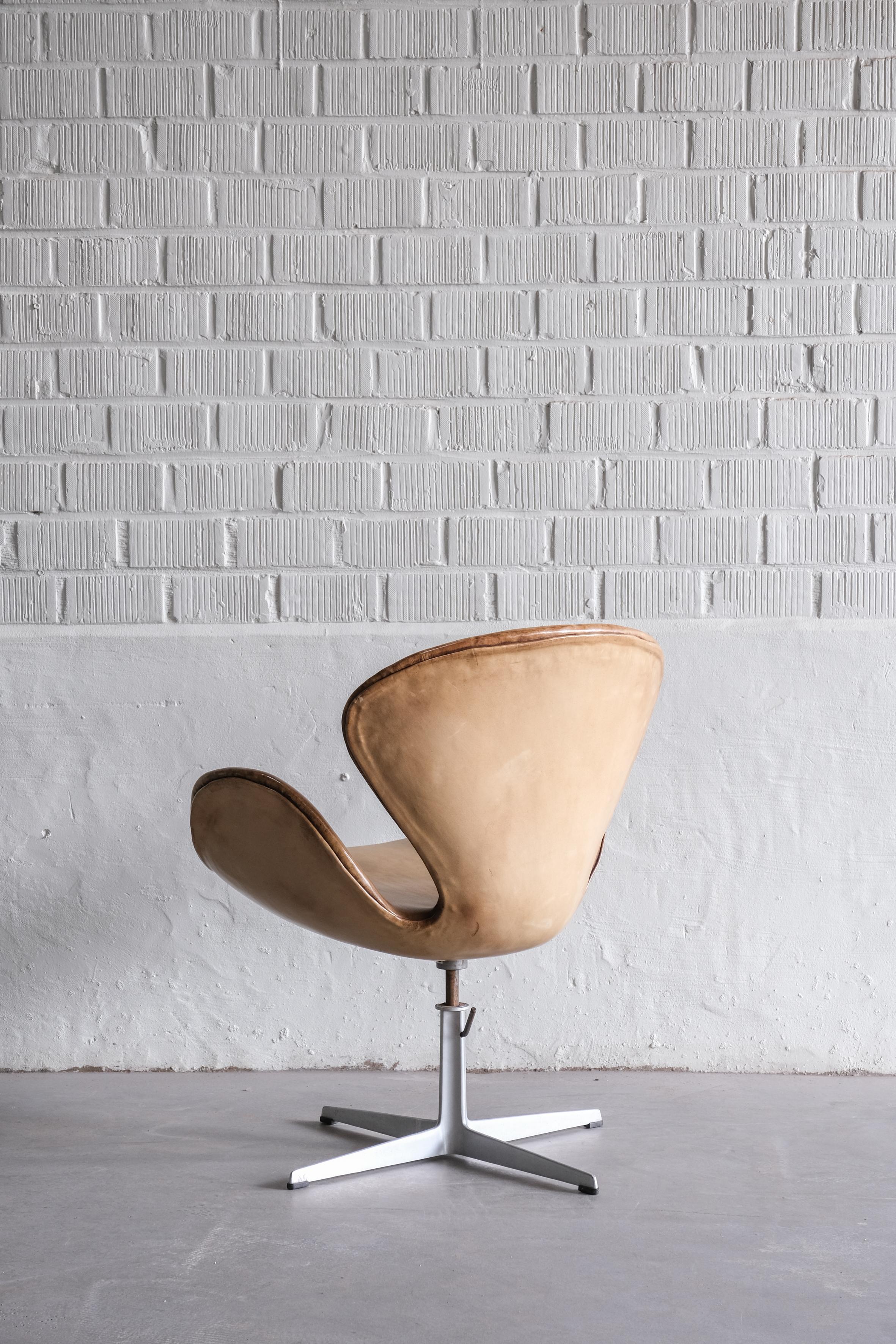 Mid-Century Modern Swan Chair by Arne Jacobsen 1971 with original leather and steel adjustable base