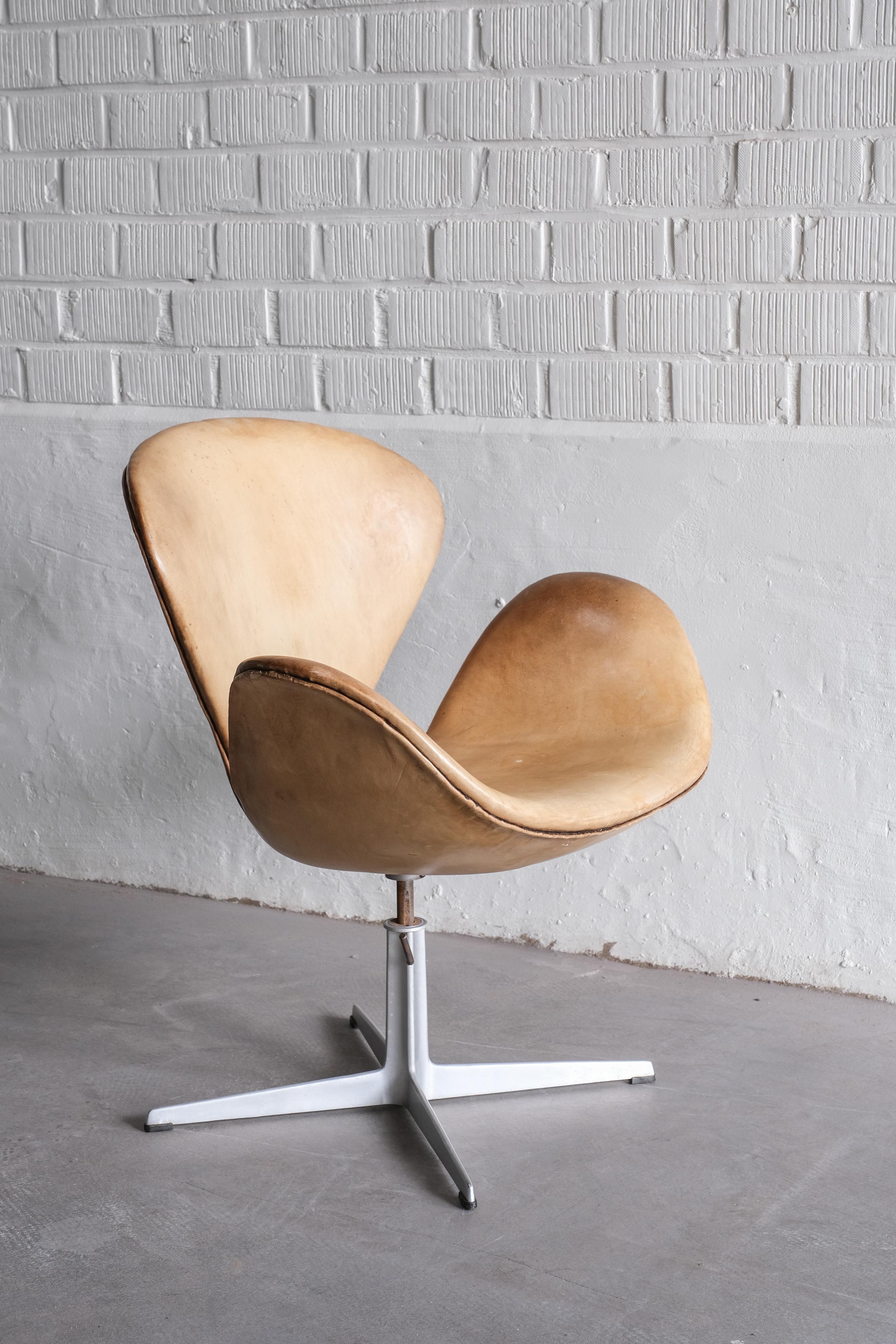 Swan Chair by Arne Jacobsen 1971 with original leather and steel adjustable base In Good Condition In Zandhoven, BE