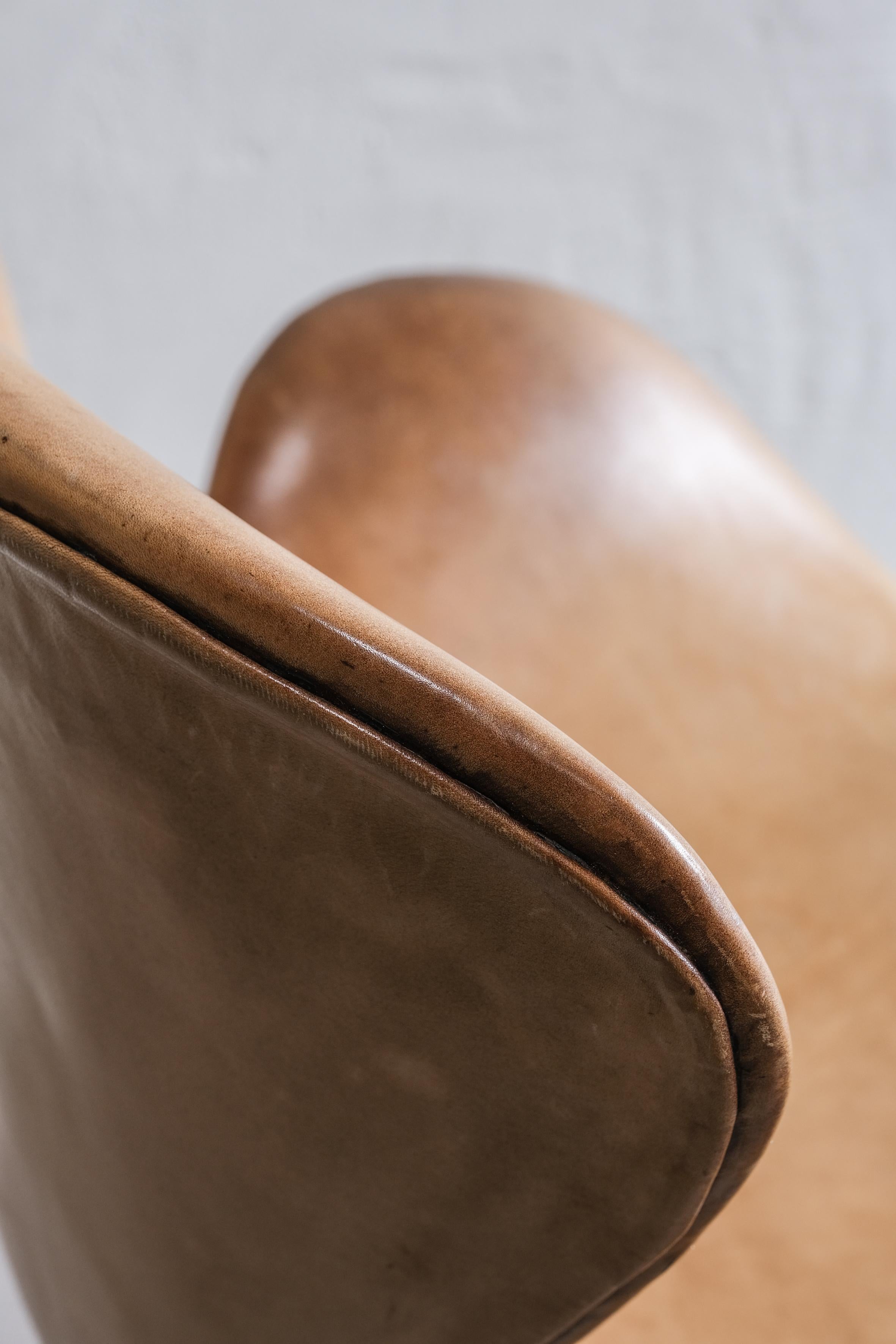 Swan Chair by Arne Jacobsen 1971 with original leather and steel adjustable base 1