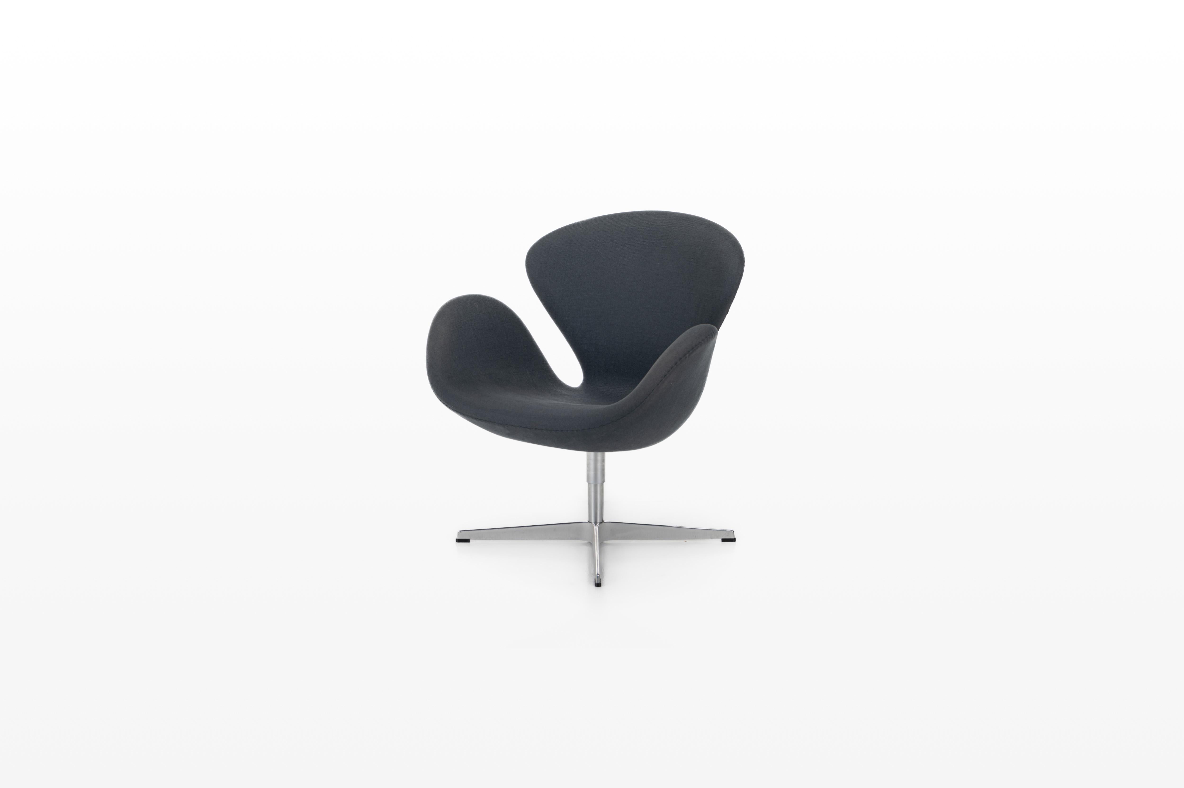 Beautiful Swan chair, designed by Arne Jacobsen. He designed this chair for the SAS Royal hotel in Copenhagen in 1958 and is produced by Fritz Hansen. The swivel chair has a washed blue upholstery and is in very good condition.