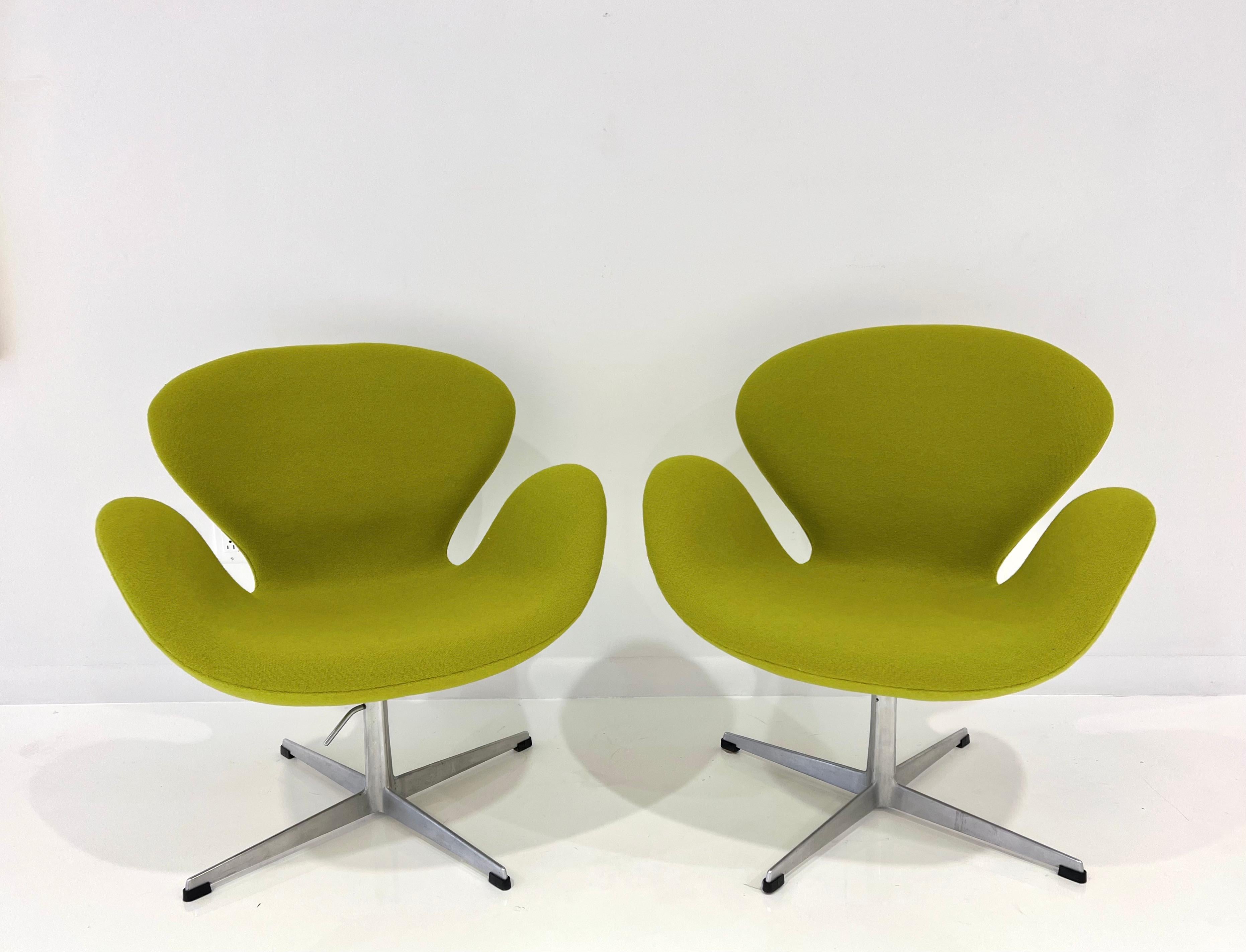 Swan Chair by Arne Jacobsen for Fritz Hansen For Sale 4
