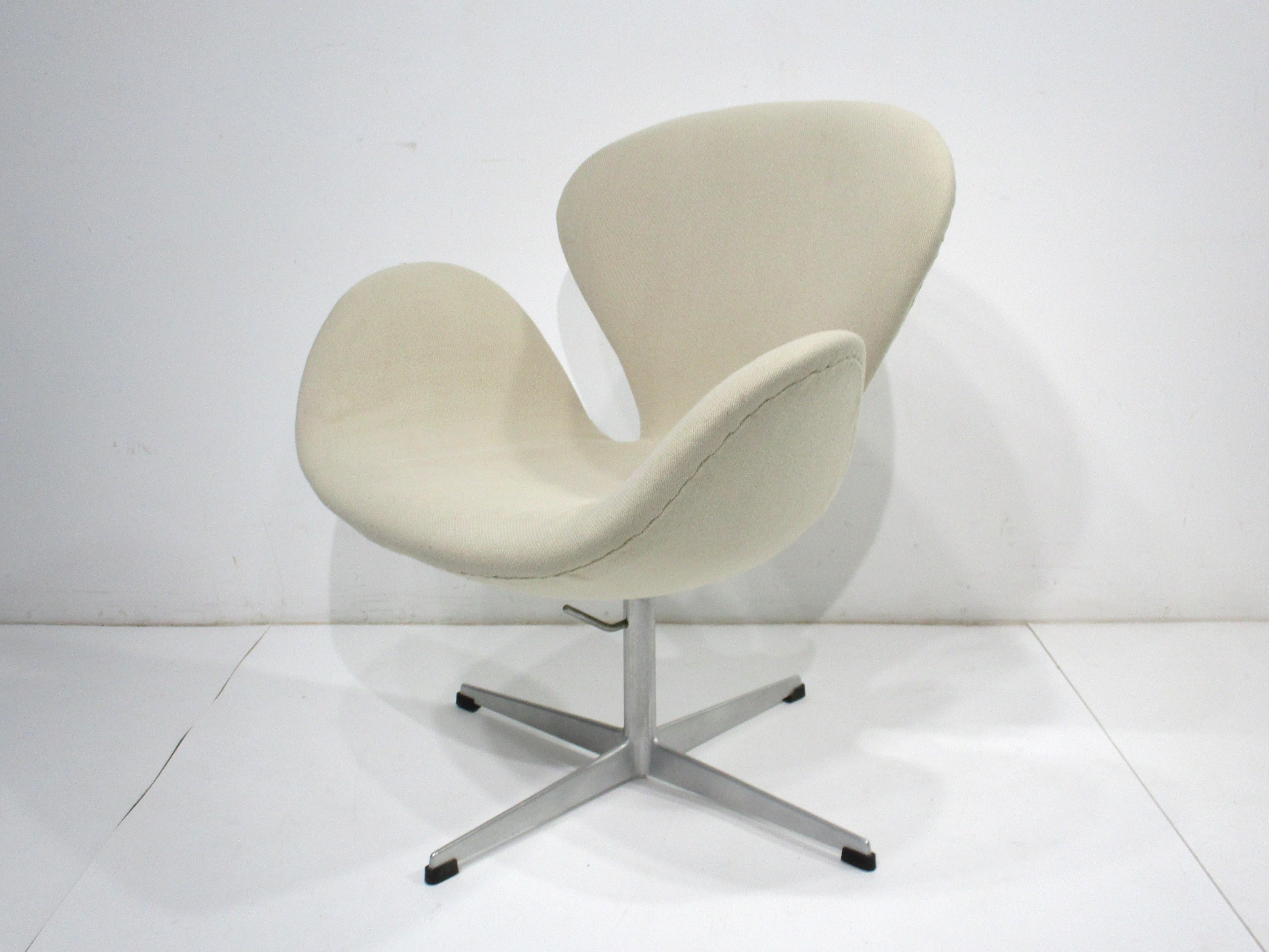 Swan Chair by Arne Jacobsen for Fritz Hansen  4