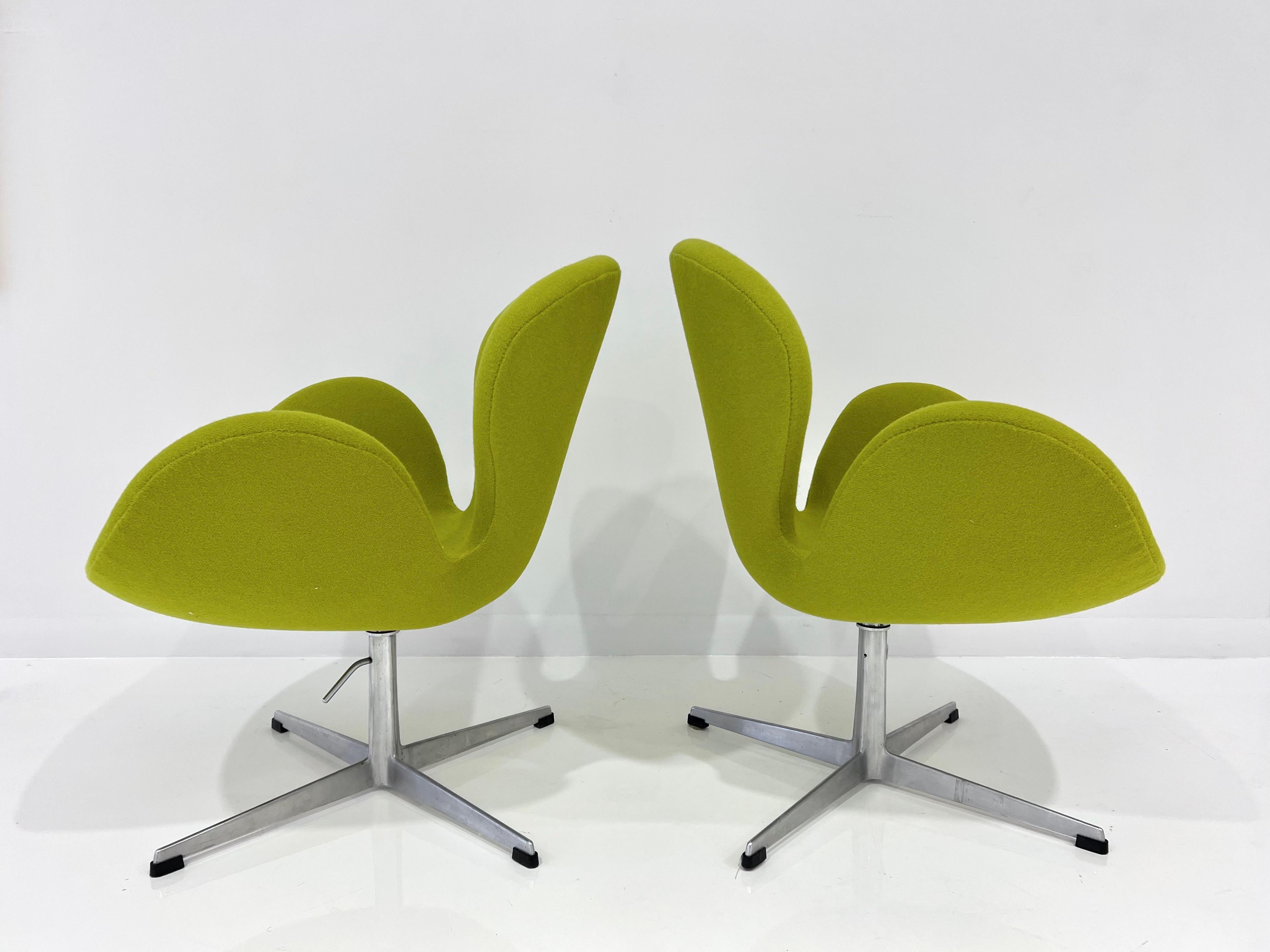 Swan Chair by Arne Jacobsen for Fritz Hansen For Sale 5