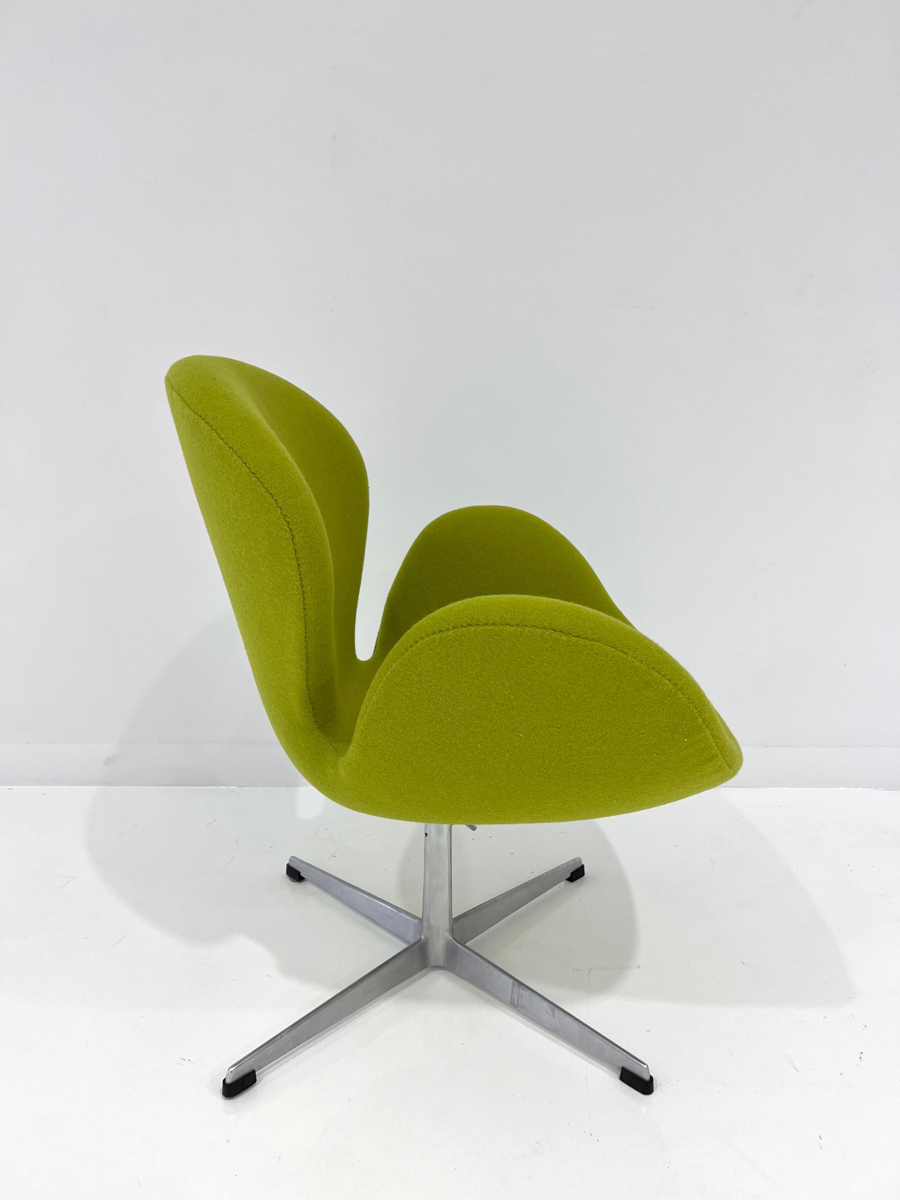 Swan Chair by Arne Jacobsen for Fritz Hansen. Denmark circa 1960's.
An elegant and organic shape ideal for lounge. Arne Jacobsen was very productive both as an architect and as a designer. His cooperation with Fritz Hansen dates back to 1934.
The