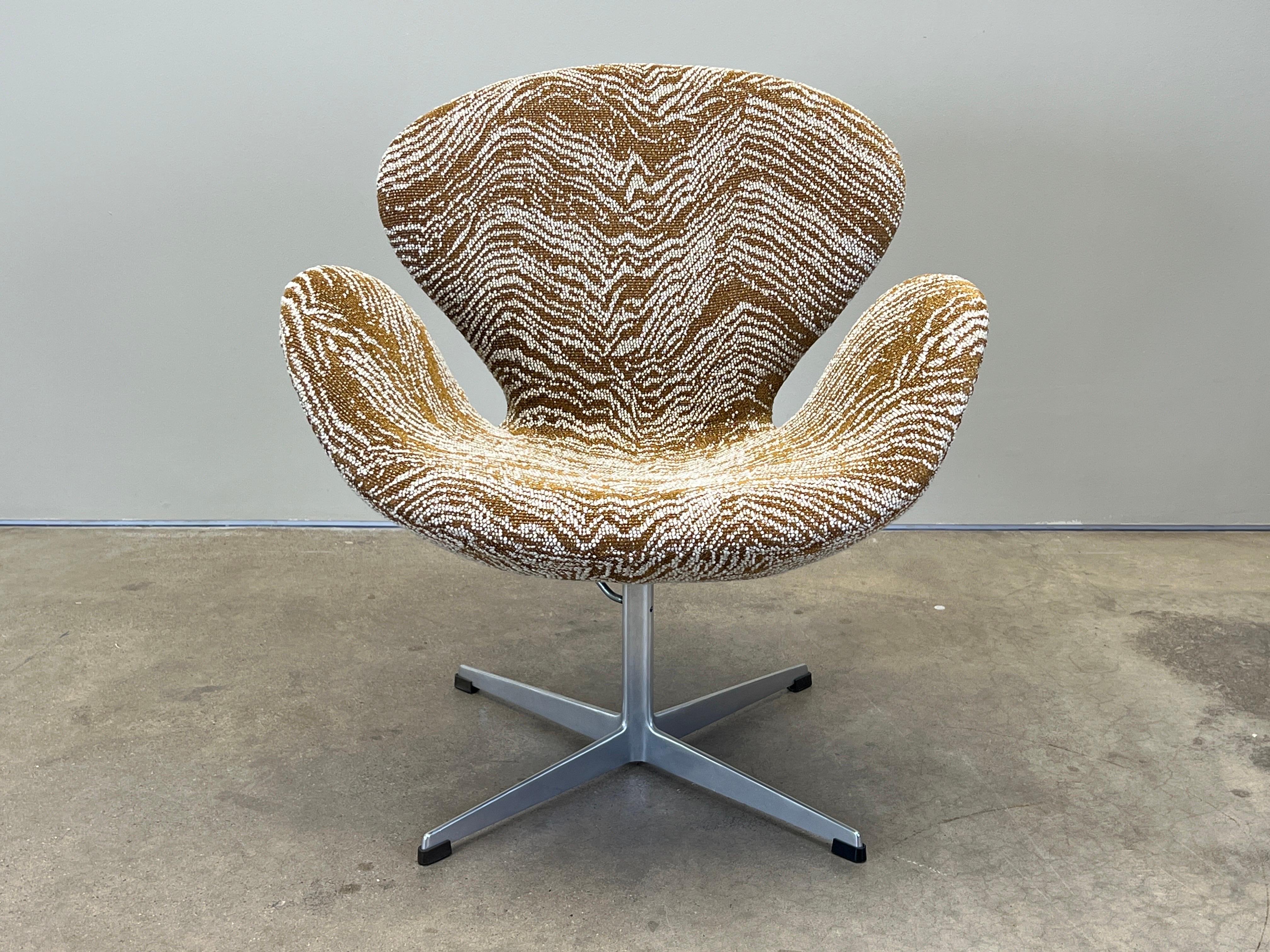 Una classica sedia Swan disegnata da Arne Jacobsen per Fritz Hansen. Questa versione è girevole e regolabile in altezza. Rivestito in tessuto Larsen / Idaho / Wood. 