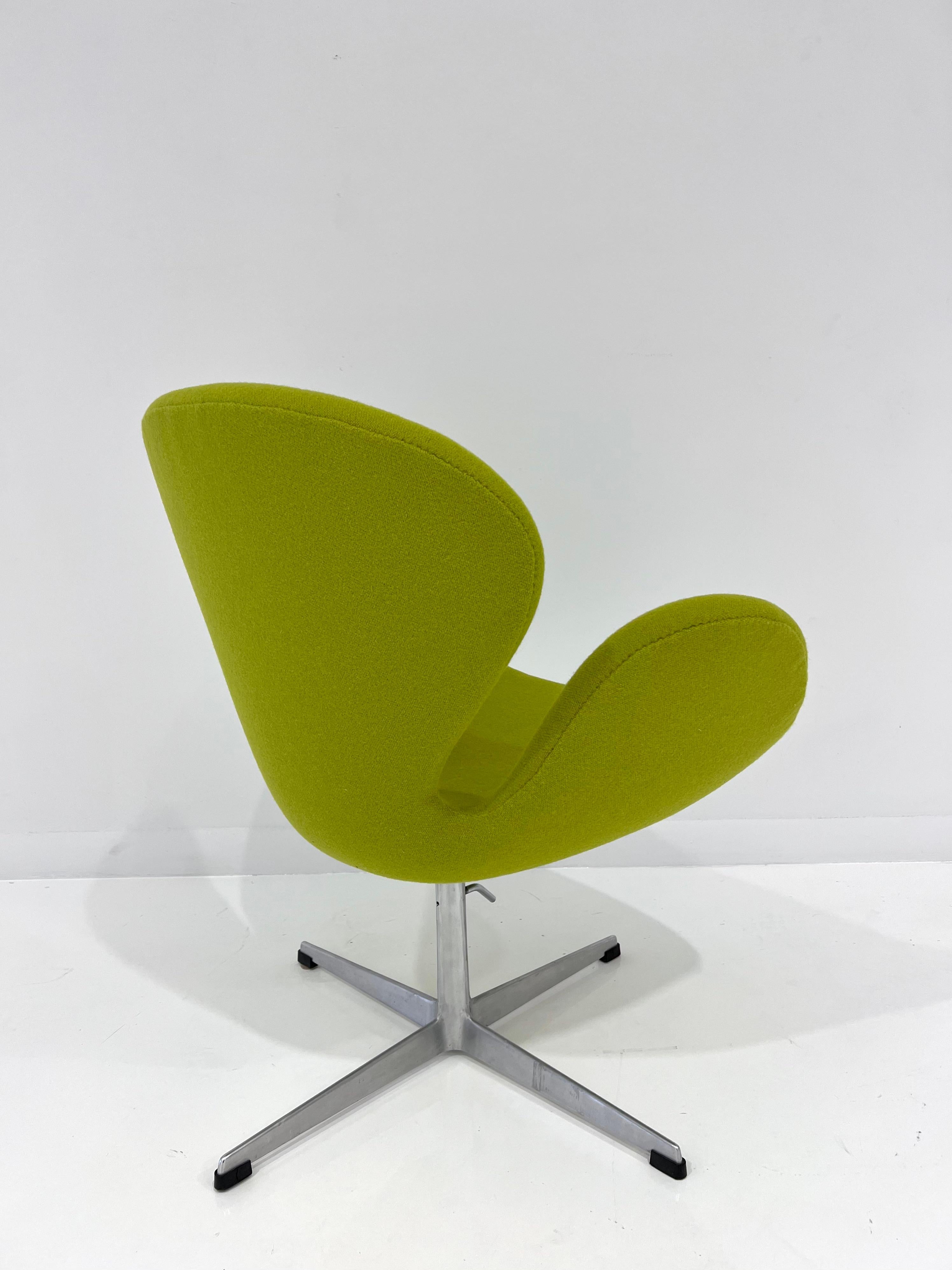 Mid-Century Modern Swan Chair by Arne Jacobsen for Fritz Hansen For Sale