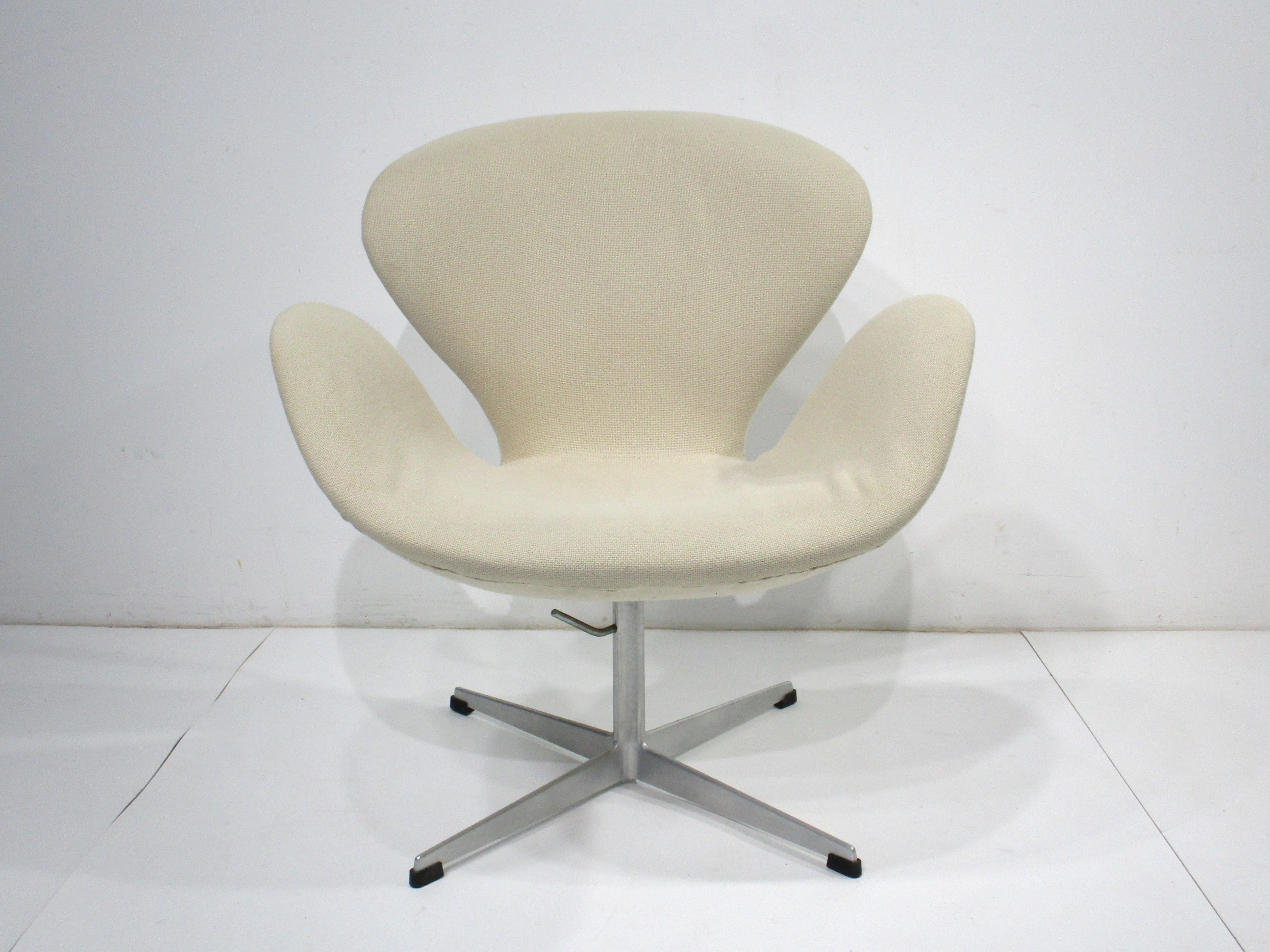 Mid-Century Modern Swan Chair by Arne Jacobsen for Fritz Hansen 