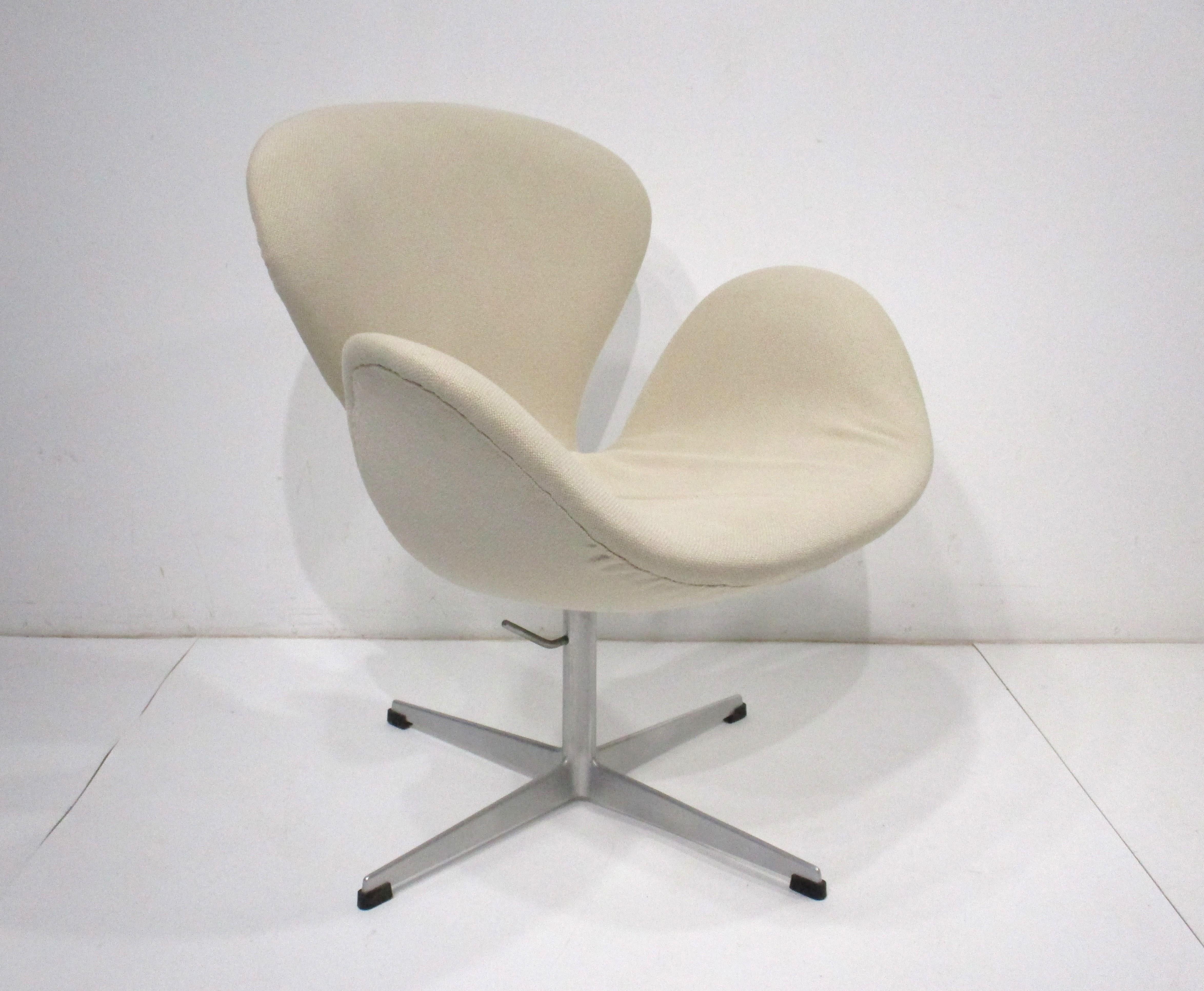 Danish Swan Chair by Arne Jacobsen for Fritz Hansen 
