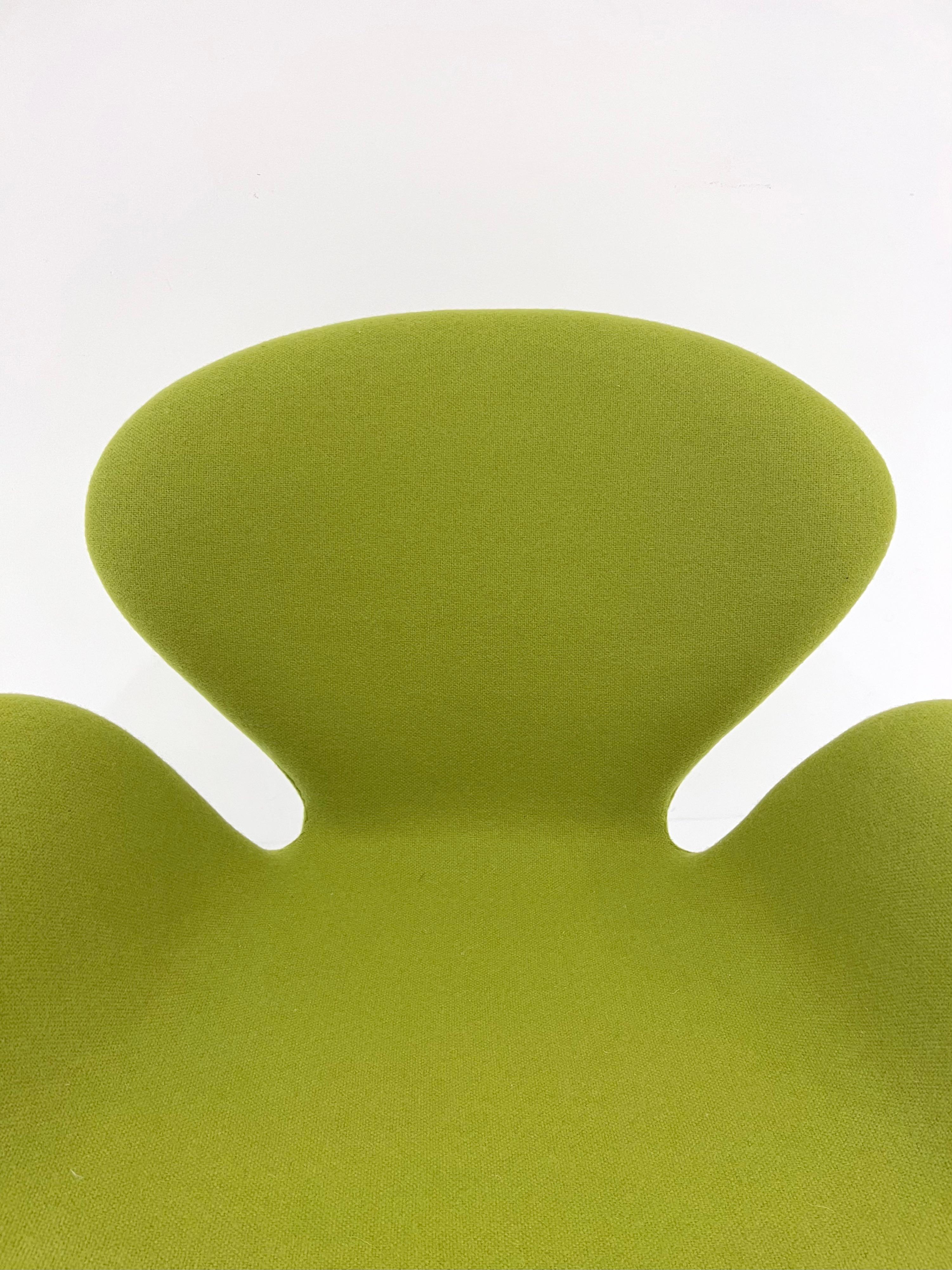 Swan Chair by Arne Jacobsen for Fritz Hansen In Good Condition For Sale In New York, NY