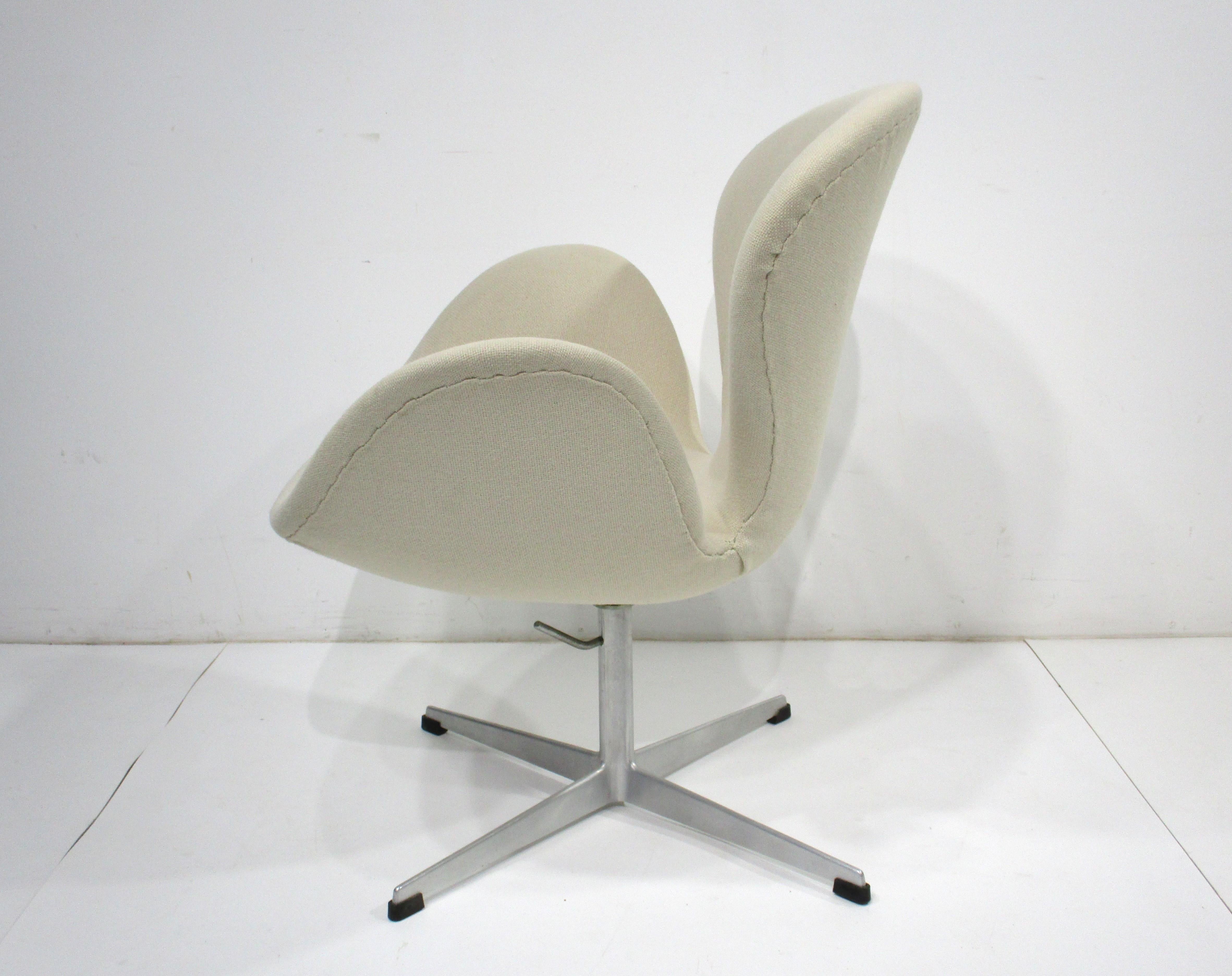 Swan Chair by Arne Jacobsen for Fritz Hansen  In Good Condition In Cincinnati, OH