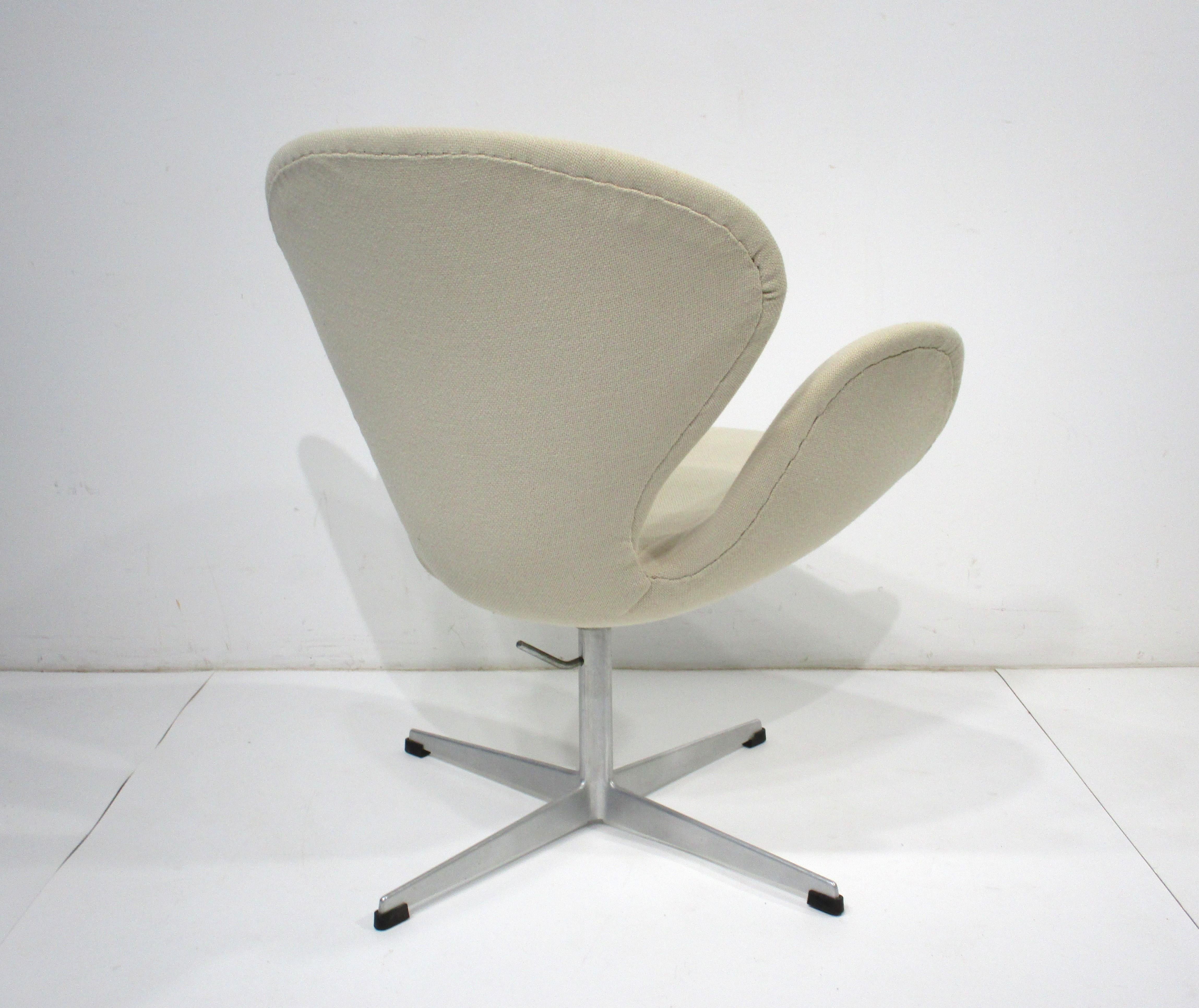 20th Century Swan Chair by Arne Jacobsen for Fritz Hansen 