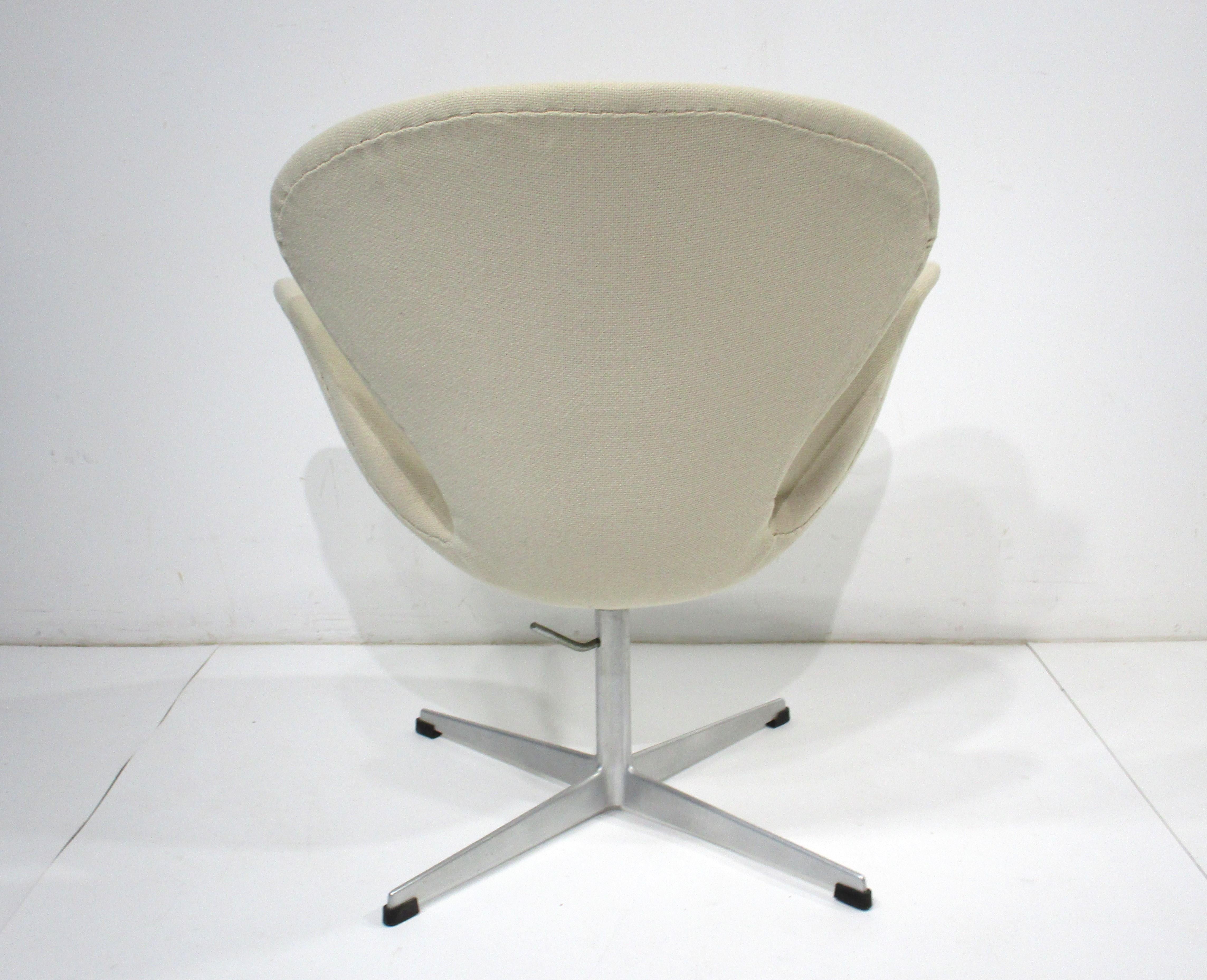 Aluminum Swan Chair by Arne Jacobsen for Fritz Hansen 