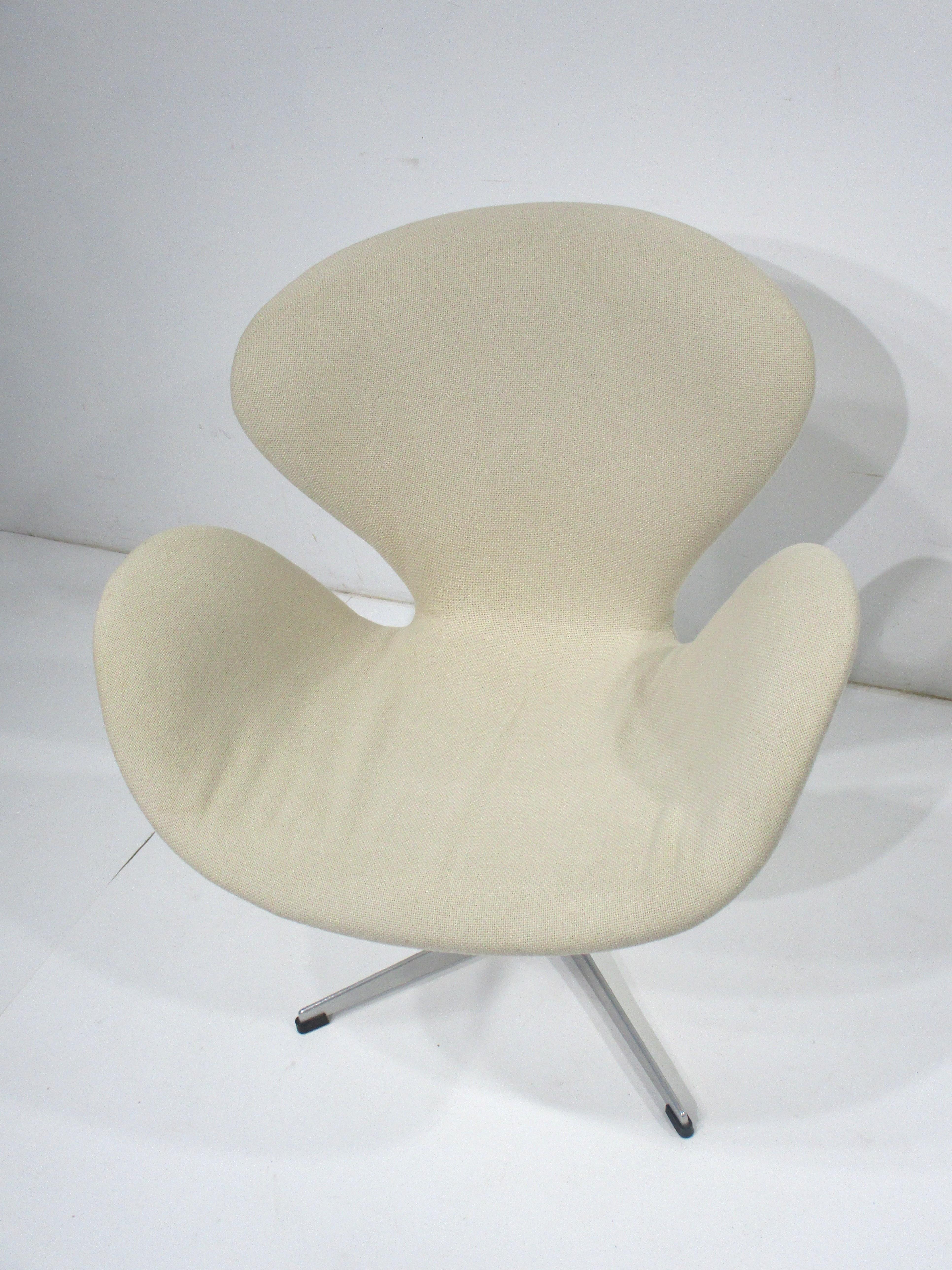 Swan Chair by Arne Jacobsen for Fritz Hansen  1