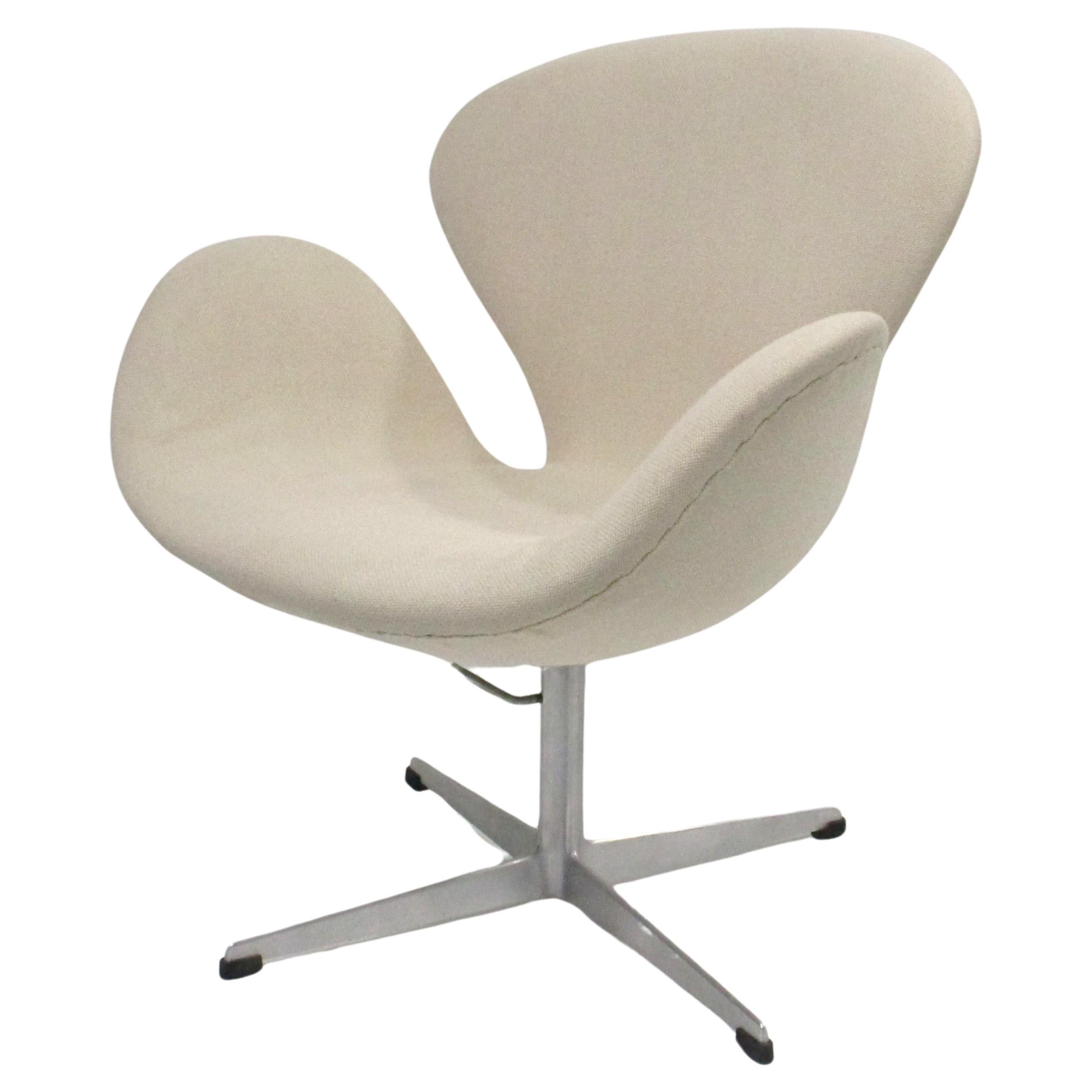 Swan Chair by Arne Jacobsen for Fritz Hansen 