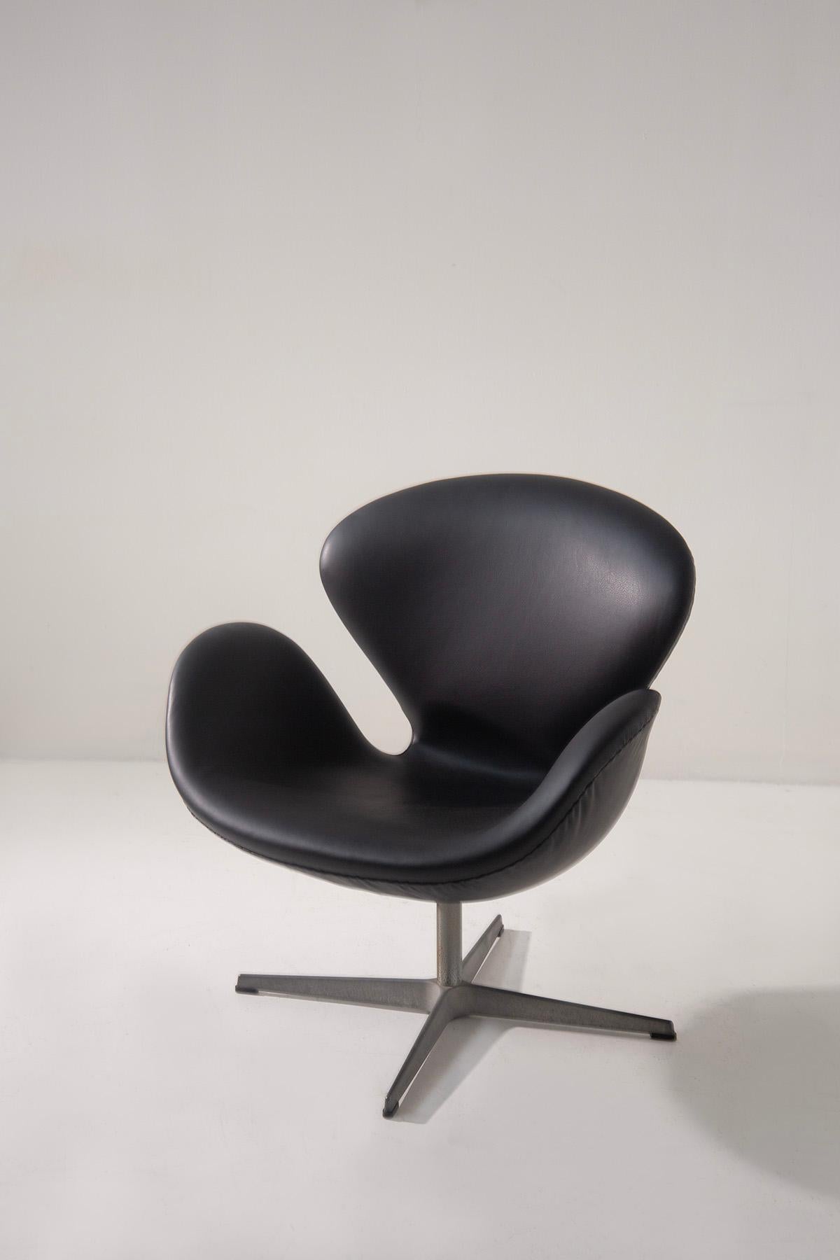 Der Schwanenstuhl von Arne Jacobsen für Fritz Hansen aus den 1970er Jahren ist eine absolute Ikone des skandinavischen Designs des 20. Dieses Exemplar, das mit schwarzem Anilinleder Elegance bezogen ist, befindet sich in einem ausgezeichneten