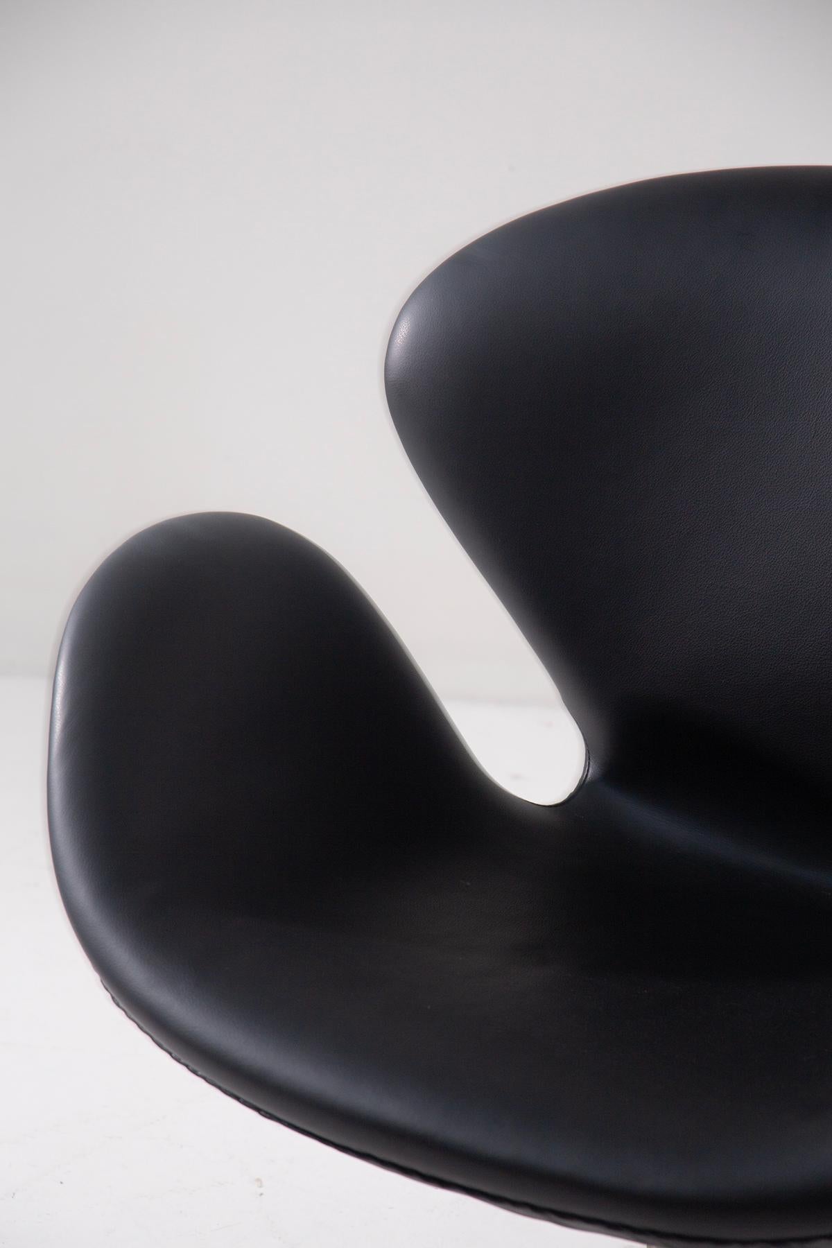 Schwanenstuhl von Arne Jacobsen für Fritz Hansen in schwarzem Leder, Etikett vorhanden (Danish) im Angebot