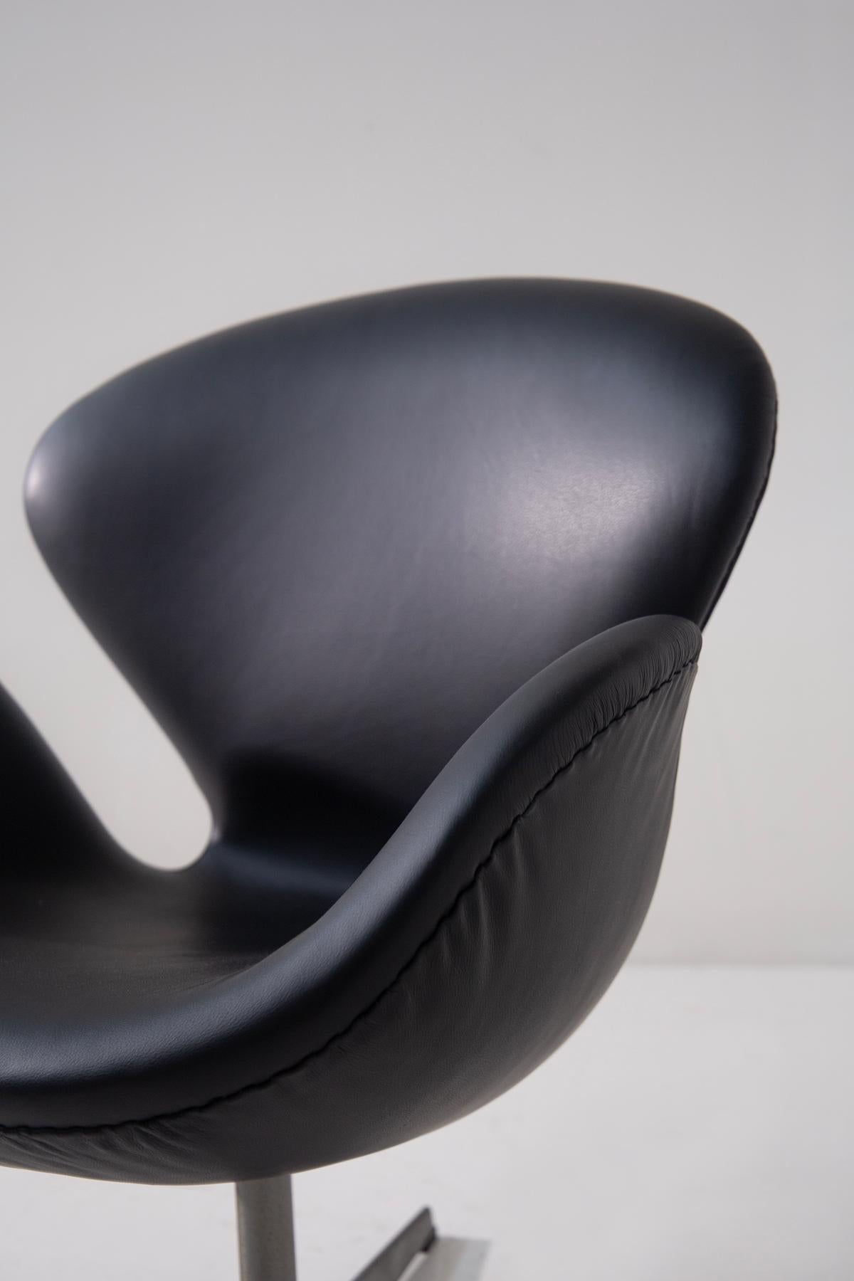 Schwanenstuhl von Arne Jacobsen für Fritz Hansen in schwarzem Leder, Etikett vorhanden im Zustand „Gut“ im Angebot in Milano, IT