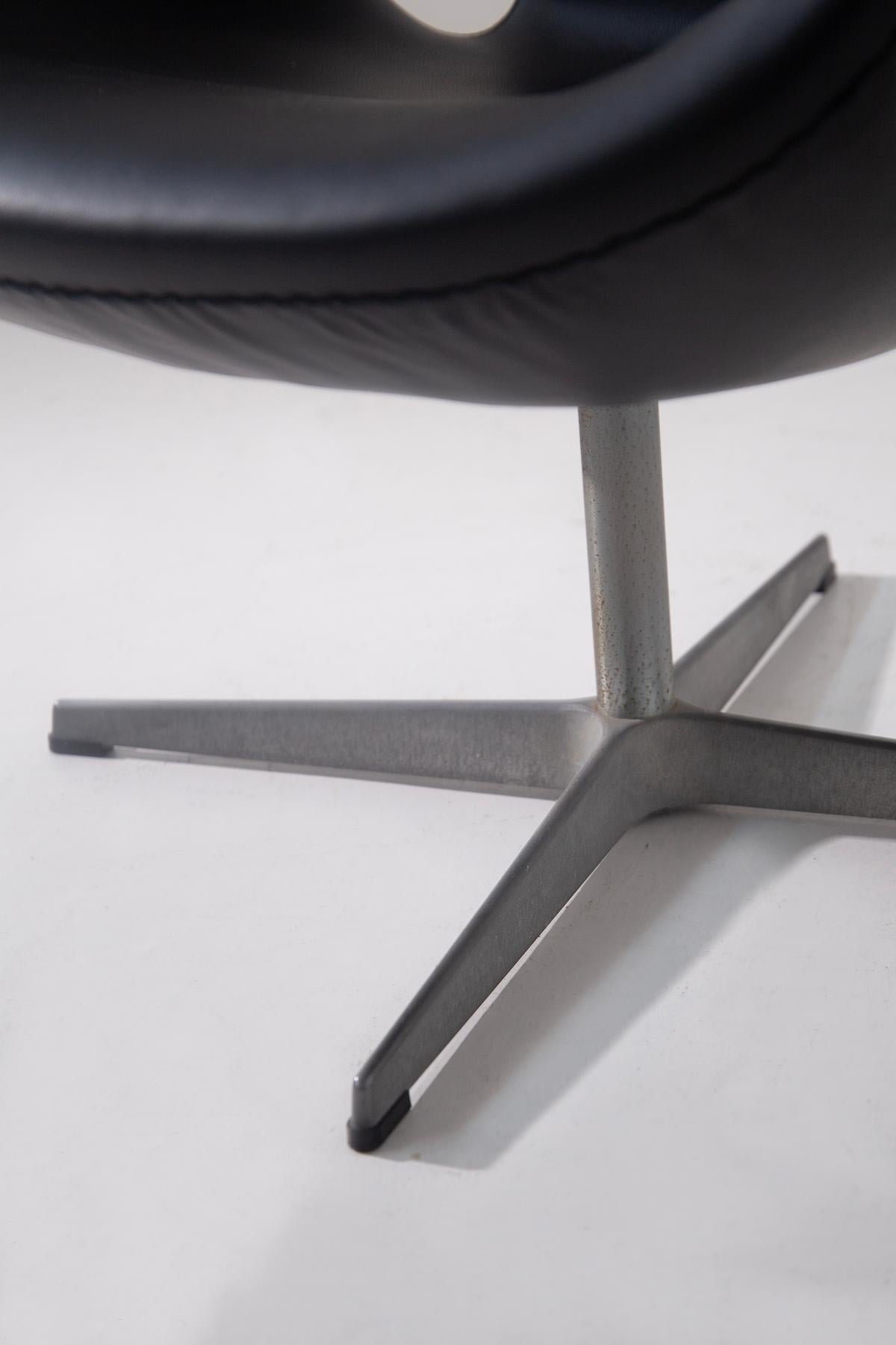 Schwanenstuhl von Arne Jacobsen für Fritz Hansen in schwarzem Leder, Etikett vorhanden (Late 20th Century) im Angebot