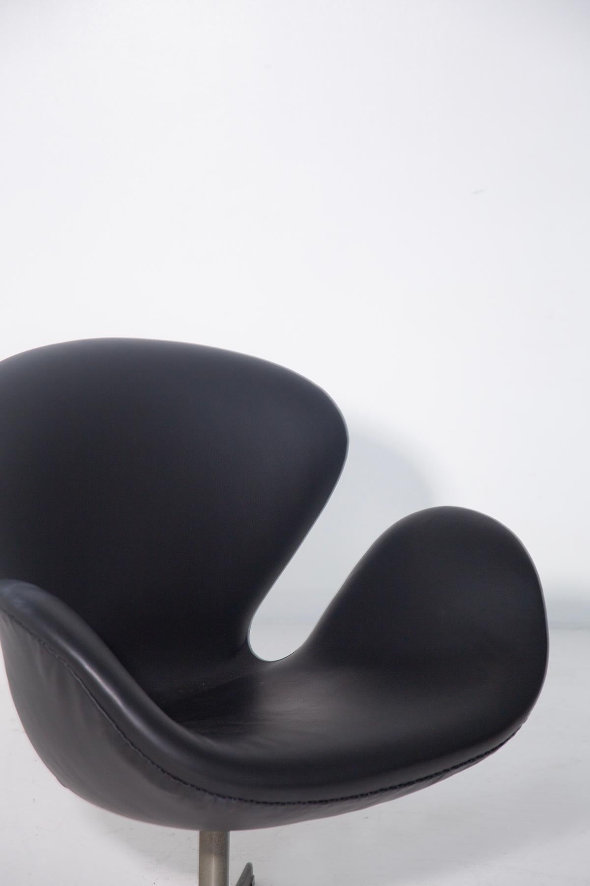 Schwanenstuhl von Arne Jacobsen für Fritz Hansen in schwarzem Leder, Etikett vorhanden (Metall) im Angebot