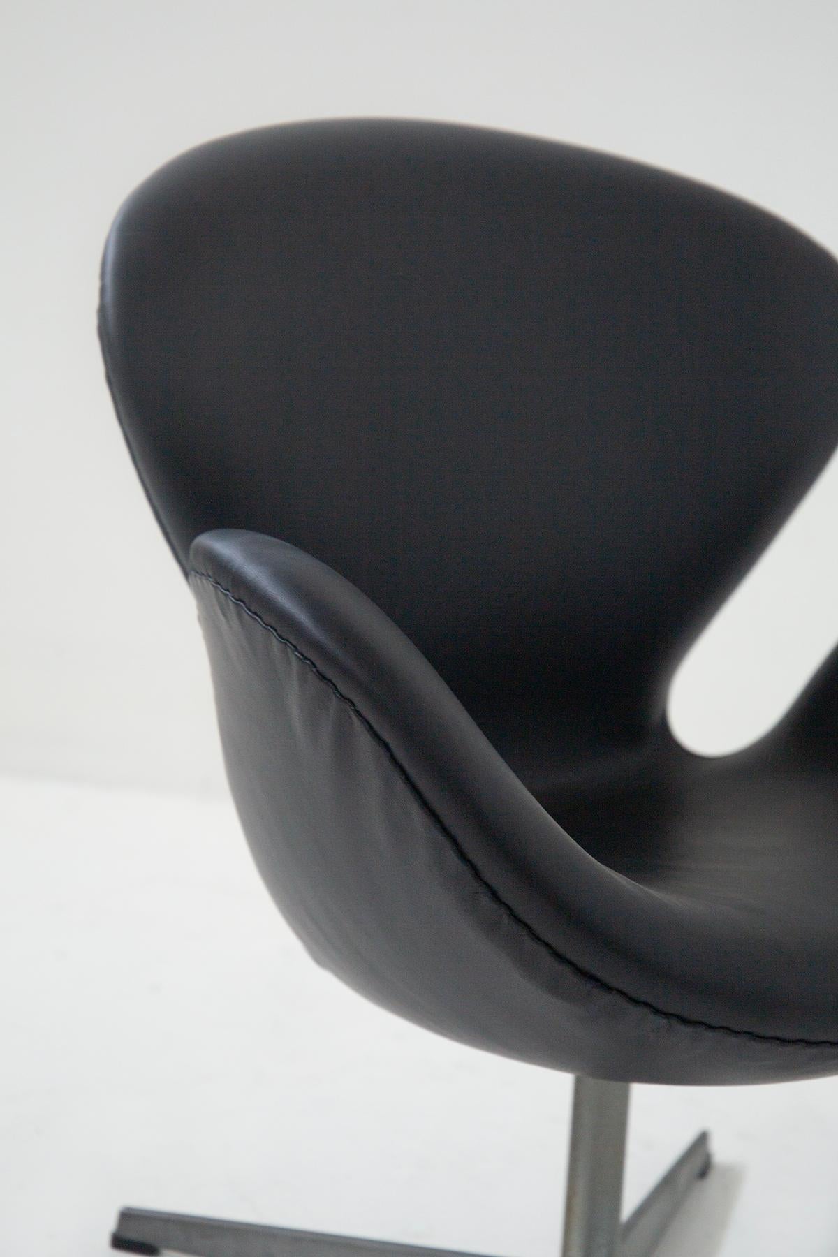 Schwanenstuhl von Arne Jacobsen für Fritz Hansen in schwarzem Leder, Etikett vorhanden im Angebot 1