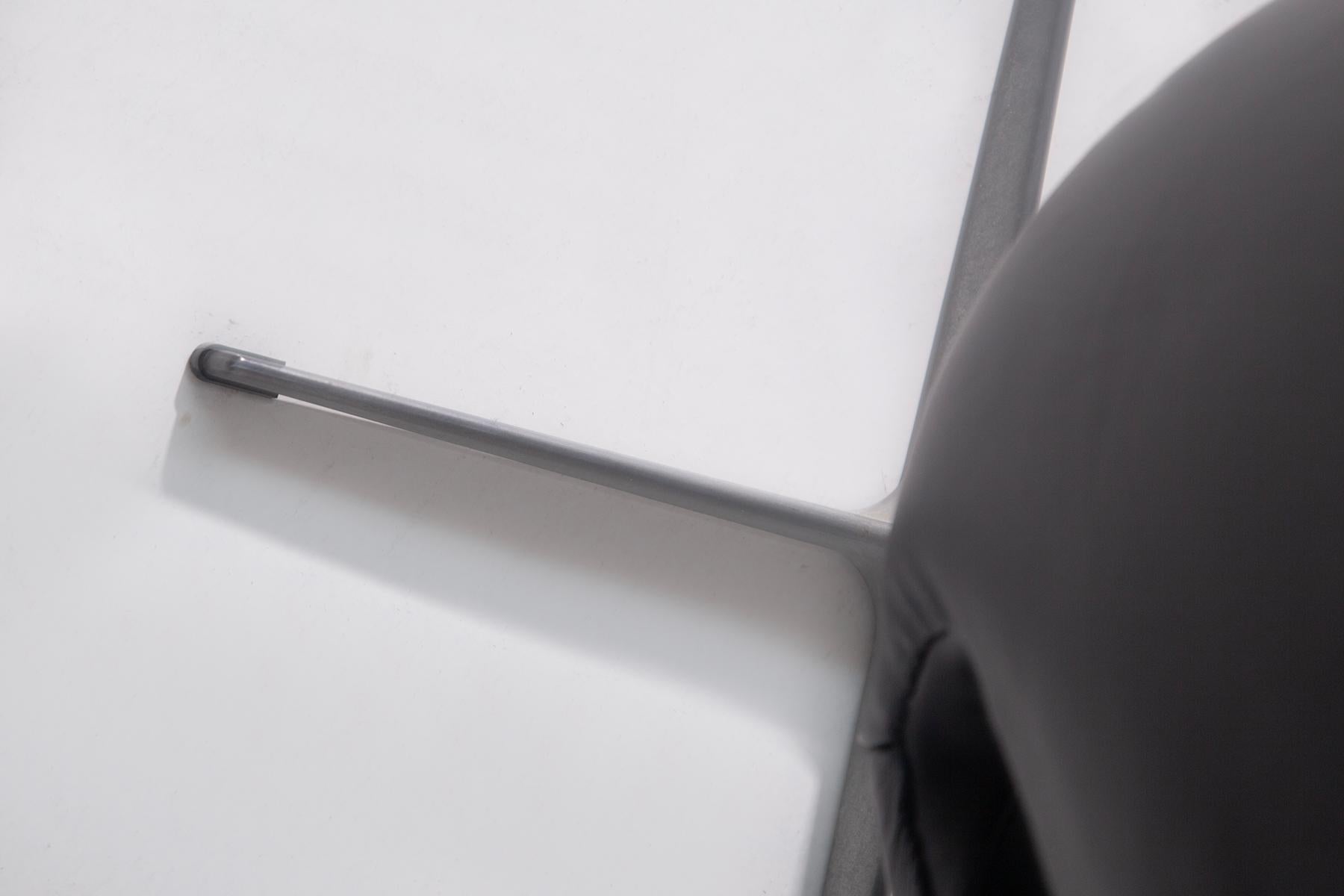 Schwanenstuhl von Arne Jacobsen für Fritz Hansen in schwarzem Leder, Etikett vorhanden im Angebot 2