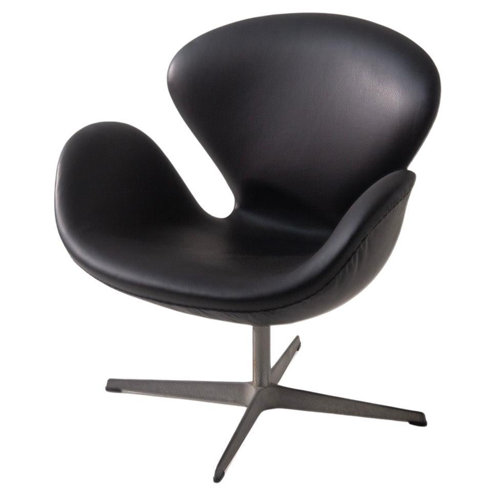 Swan chair by Arne Jacobsen for Fritz Hansen in black leather, label present