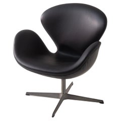 Chaise Swan d'Arne Jacobsen pour Fritz Hansen en cuir noir, étiquette présente