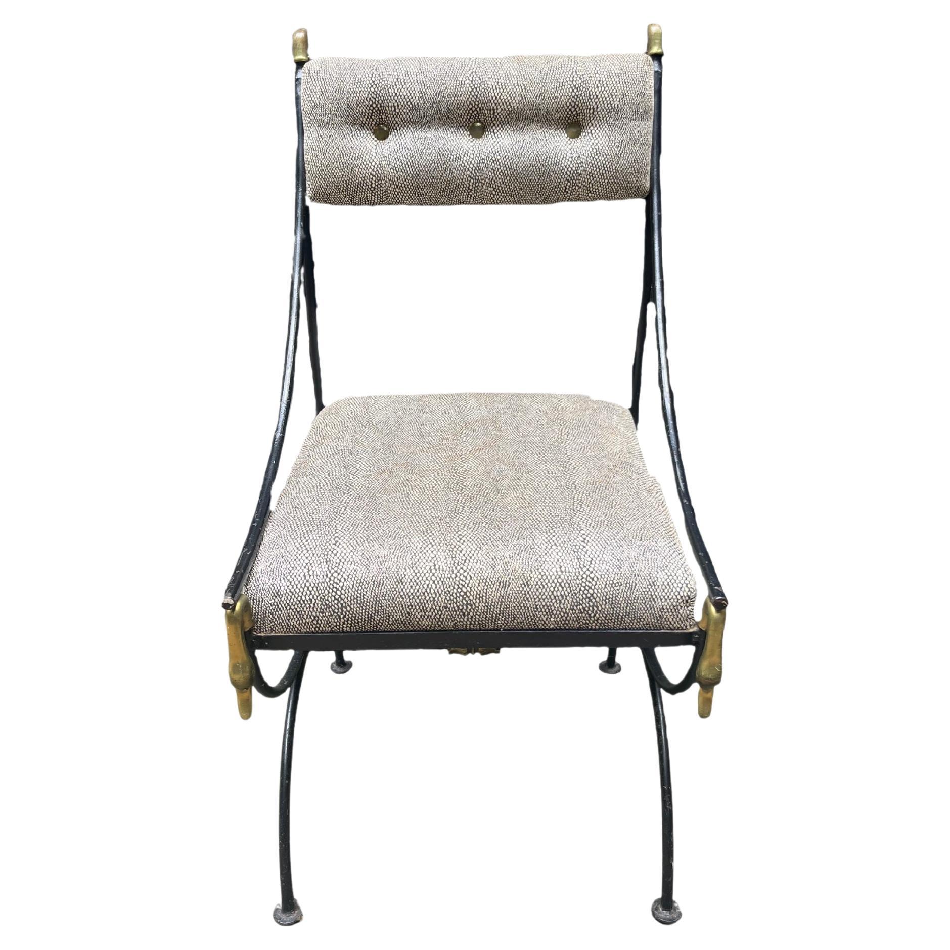 Sedia con struttura in ferro con le classiche teste di cigno in ottone della Maison Jansen e cuscini imbottiti in bianco e nero, circa secondo quarto del XX secolo. Il cuscino posteriore ha tre bottoni in ottone e piedini in ottone. La tappezzeria è