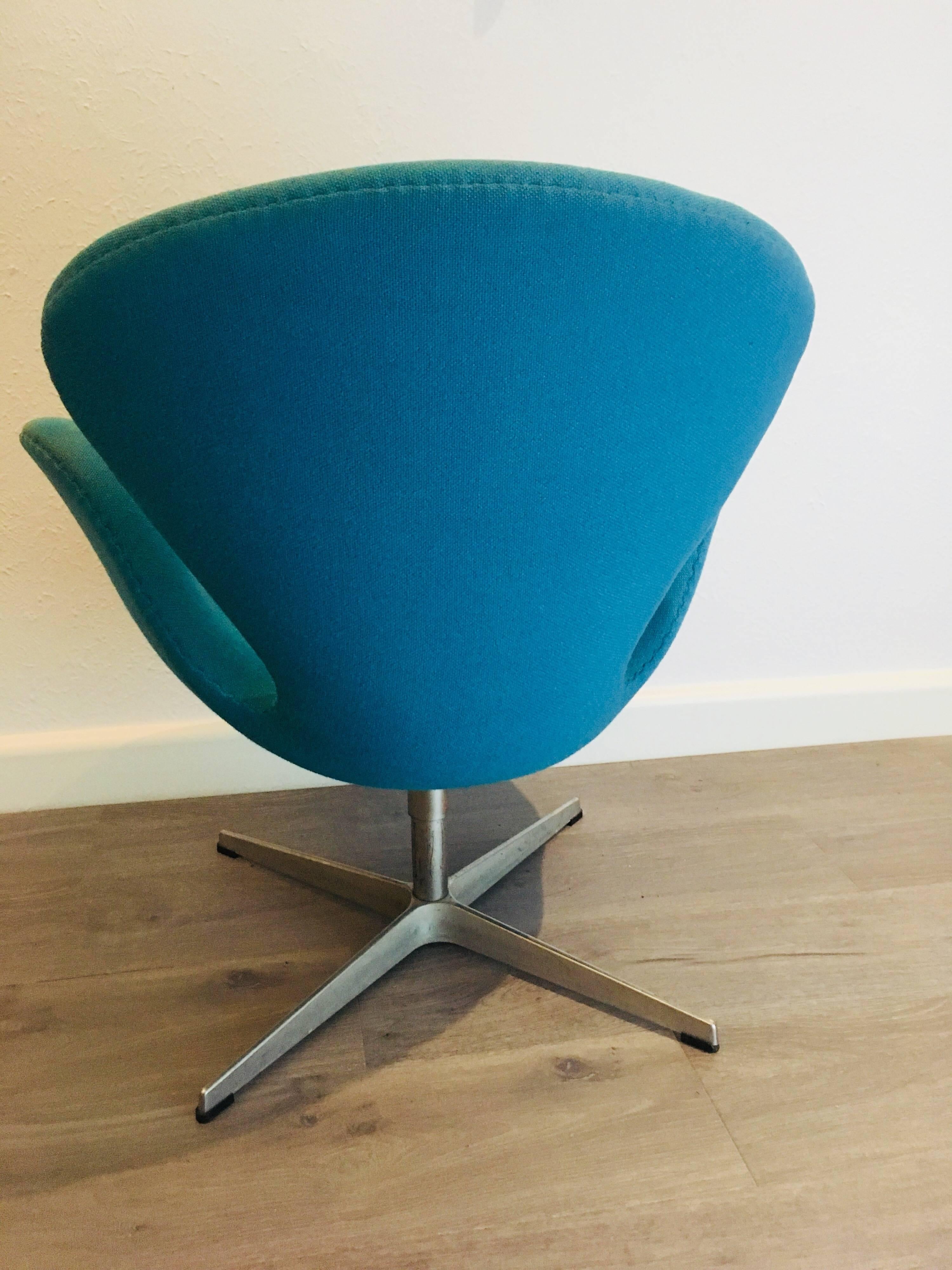 Mid-Century Modern Swan Chair Designed by Arne Jacobsen for Fritz Hansen For Sale