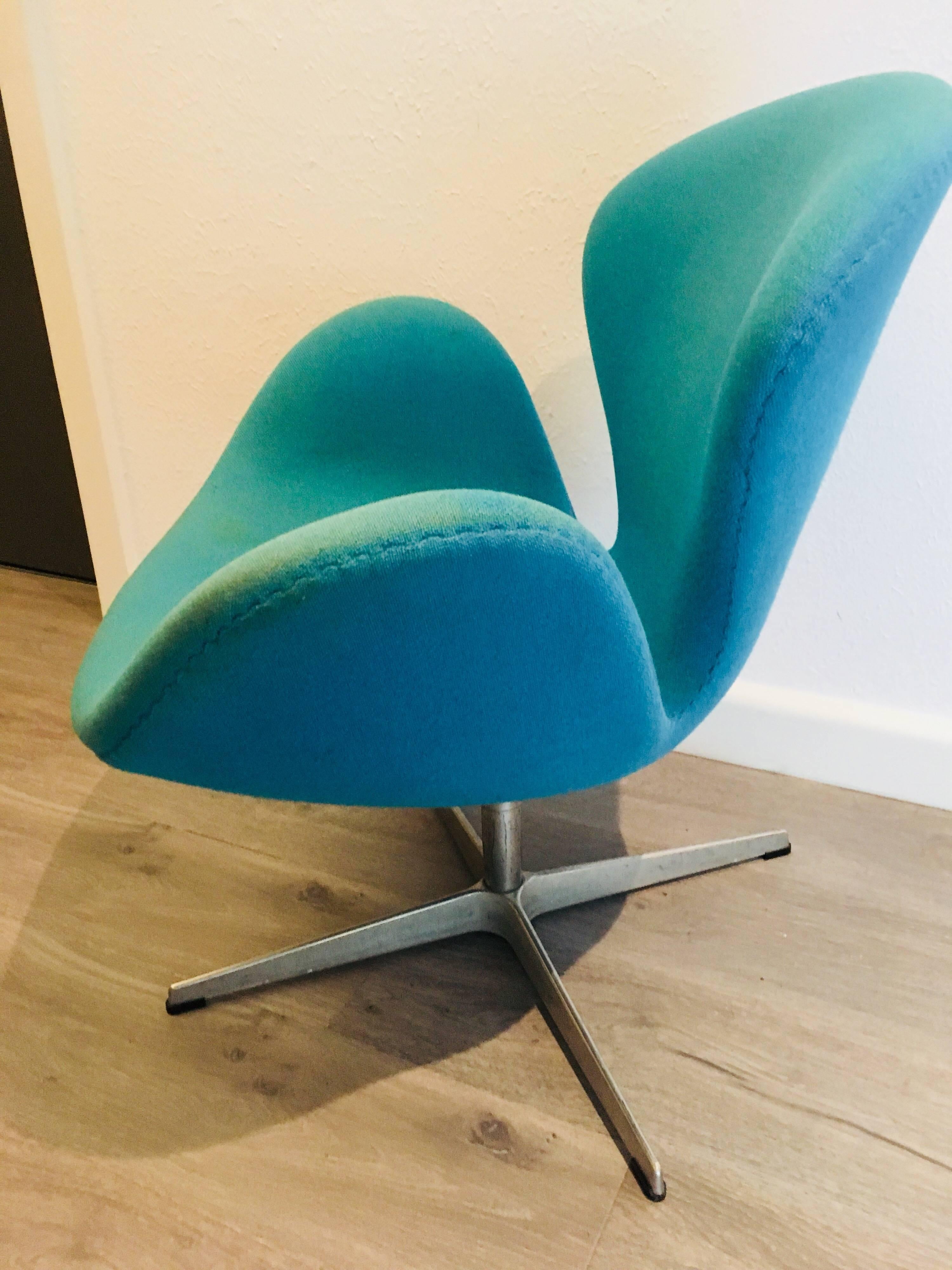 Danish Swan Chair Designed by Arne Jacobsen for Fritz Hansen For Sale