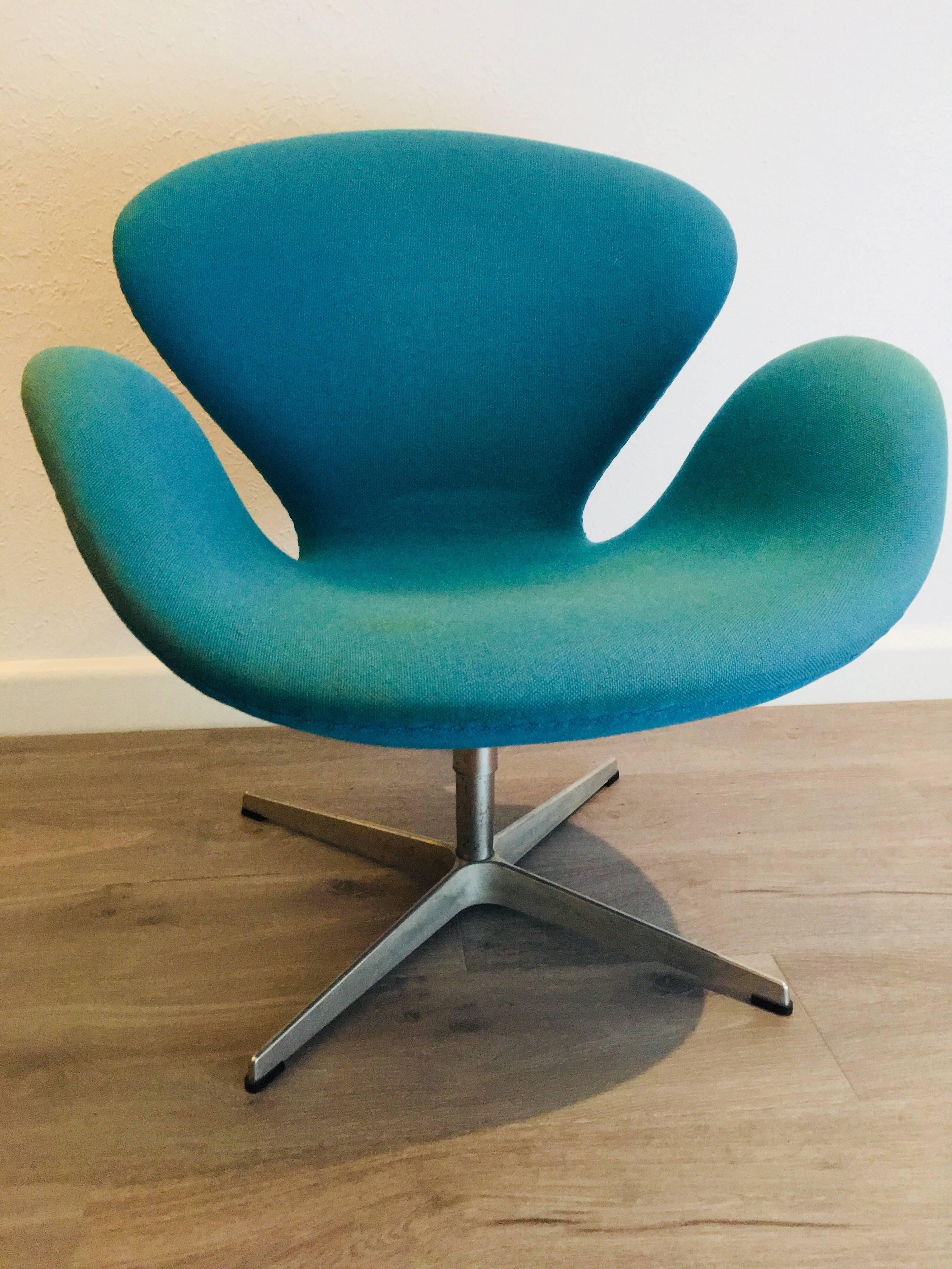 Mid-20th Century Swan Chair Designed by Arne Jacobsen for Fritz Hansen For Sale