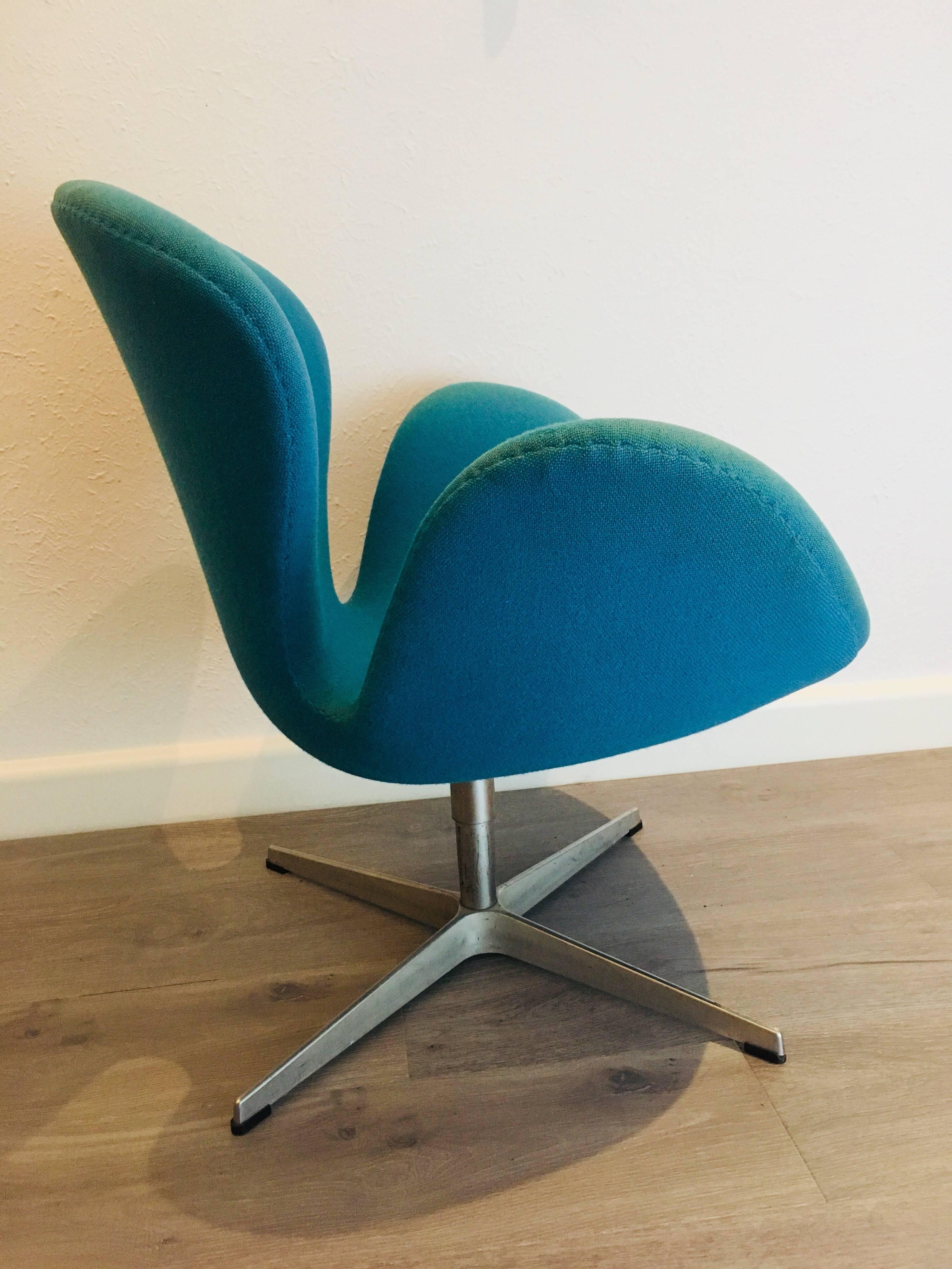 Wool Swan Chair Designed by Arne Jacobsen for Fritz Hansen For Sale