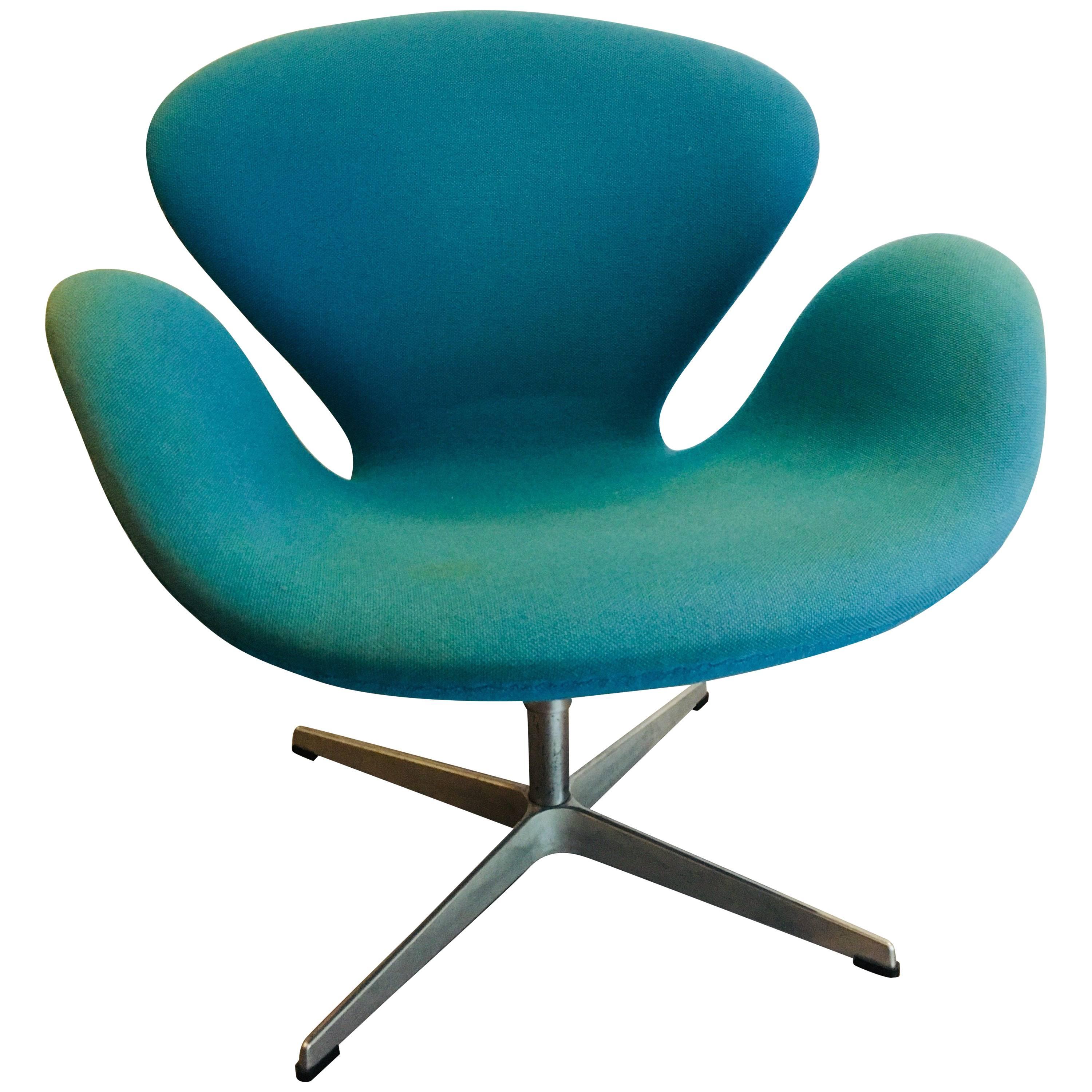 Swan Chair Designed by Arne Jacobsen for Fritz Hansen For Sale