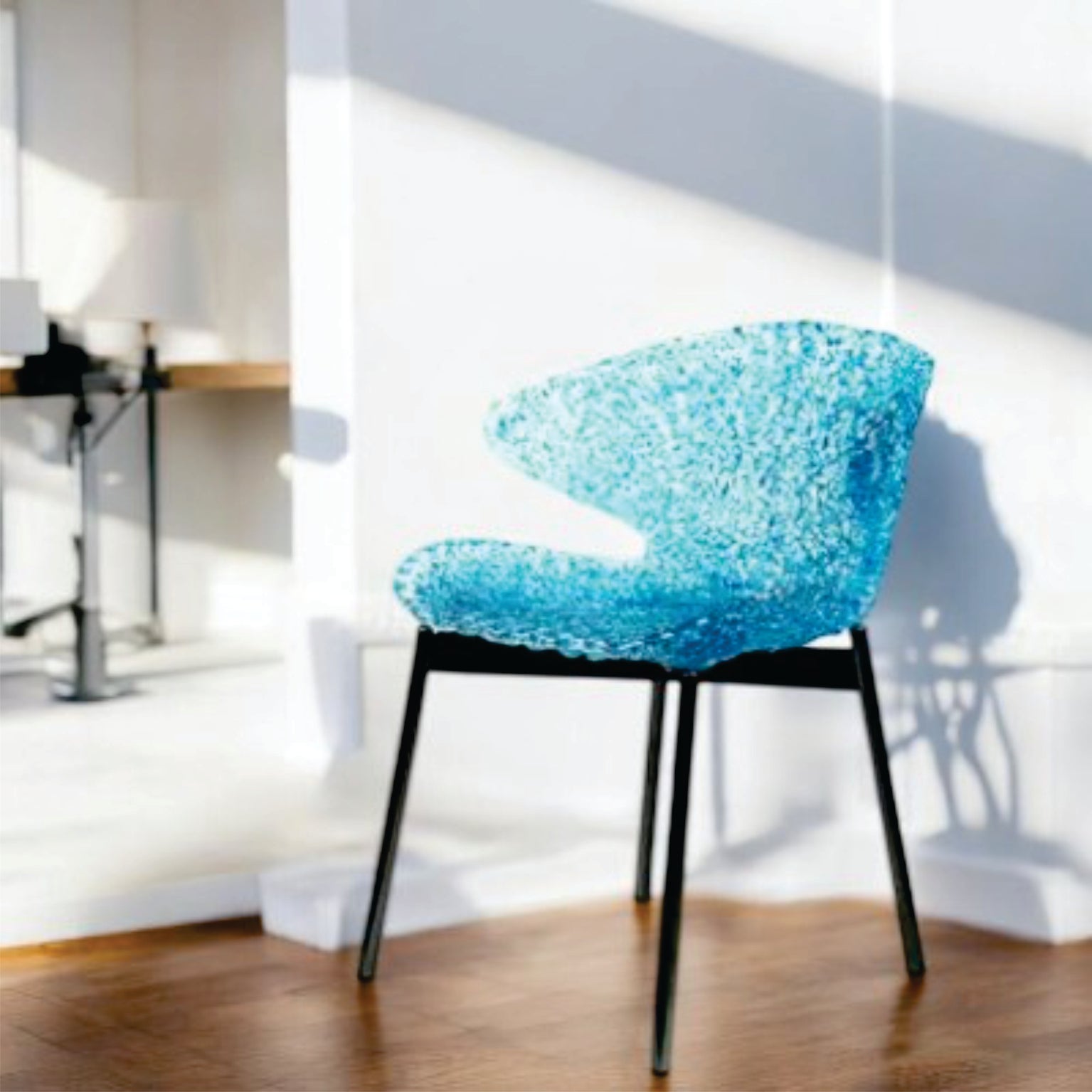 Swan Chair – Gray – Iconic Design with Captivating Light Play