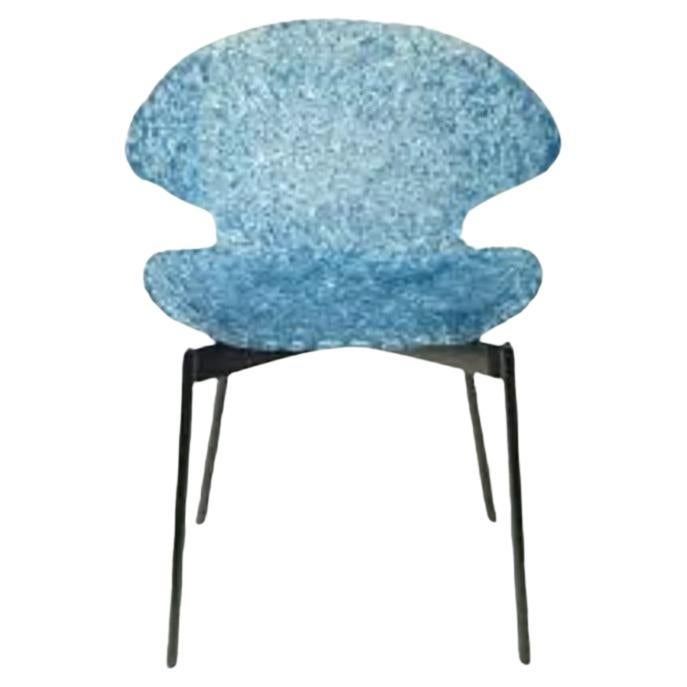 La sedia Swan è un capolavoro iconico che trasforma qualsiasi stanza in un paradiso di eleganza e stile. Ispirata ai design senza tempo dell'arredamento moderno di metà secolo, le curve uniche e le superfici riflettenti di questa sedia creano un