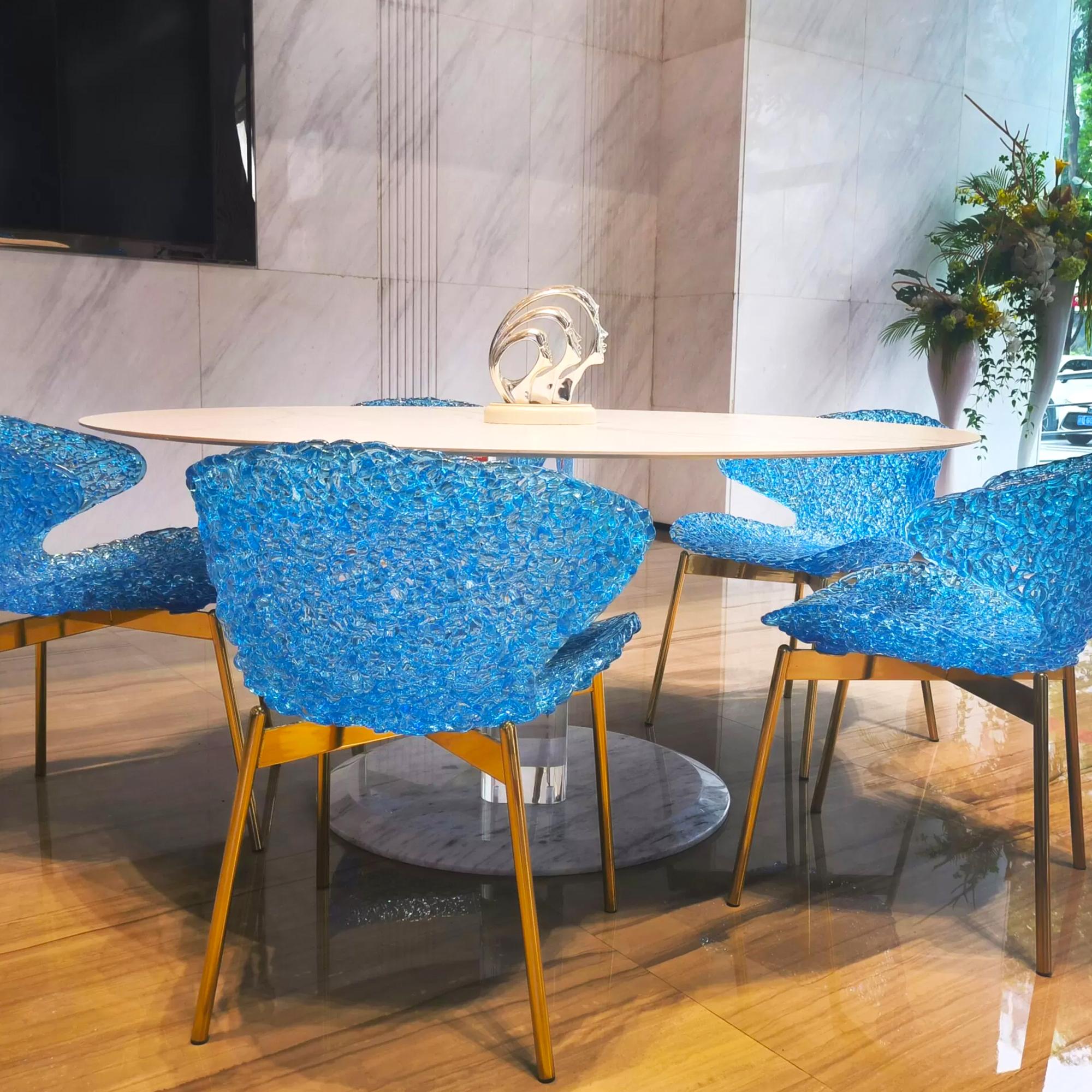 Swan Chair - Eisblau - Ikonisches Design mit fesselndem Lichtspiel (21. Jahrhundert und zeitgenössisch) im Angebot