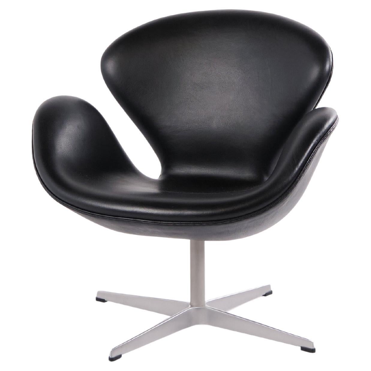 Swan Chair In Black Elegance Leather By Arne Jacobsen For Fritz Hansen From 2002 For Sale