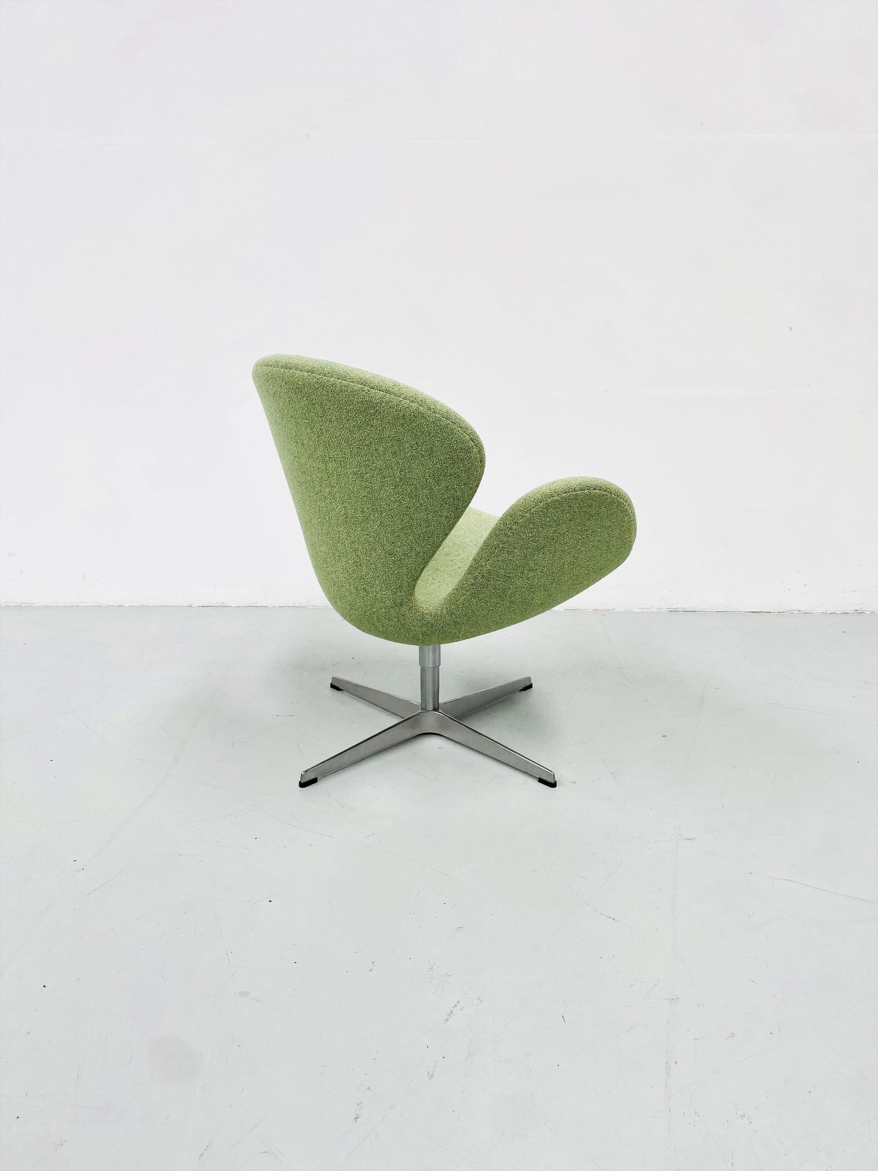 Swan Chair in Green Wool by Arne Jacobsen for Fritz Hansen, 1958 3