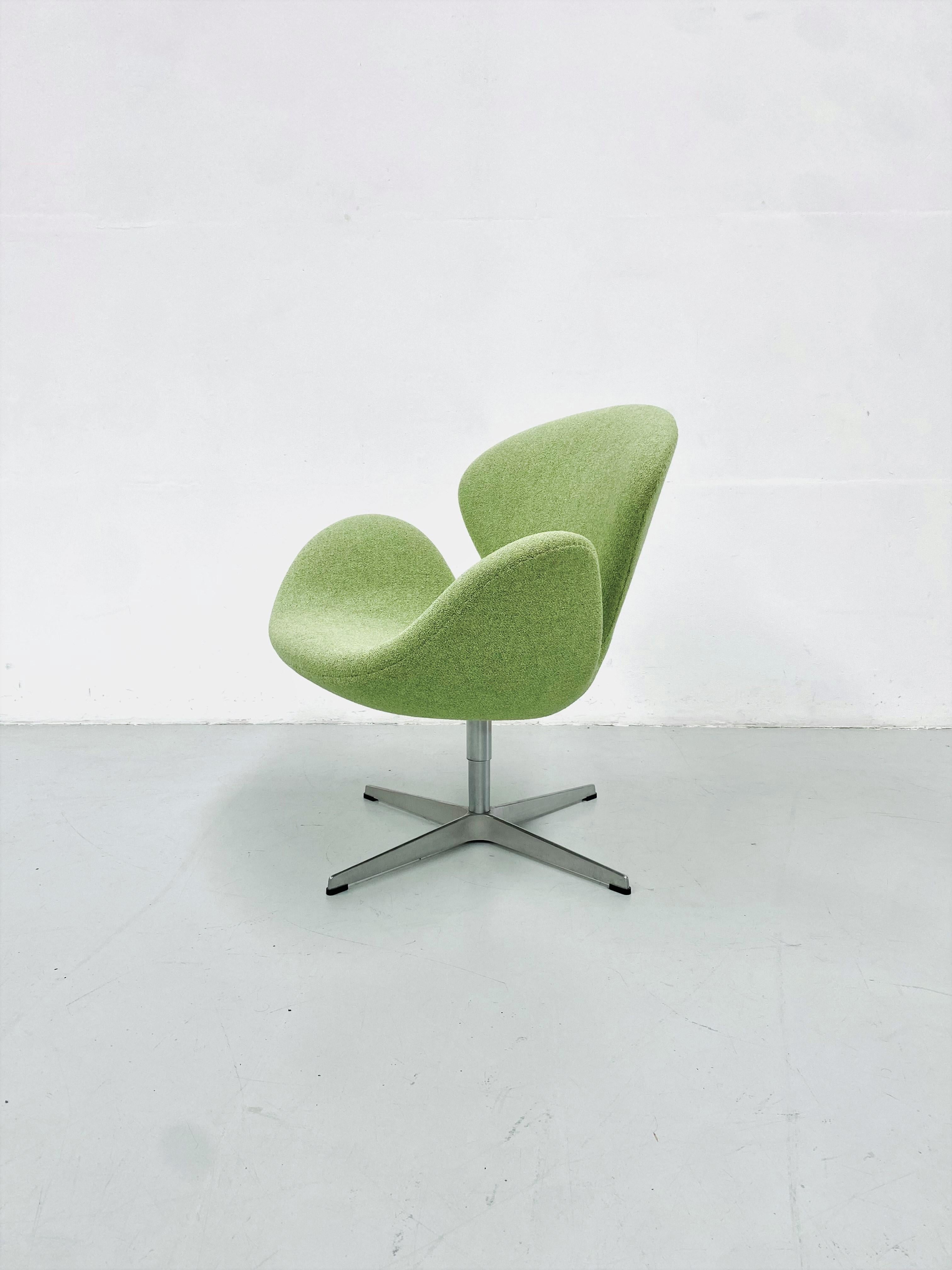 Swan Chair in Green Wool by Arne Jacobsen for Fritz Hansen, 1958 4