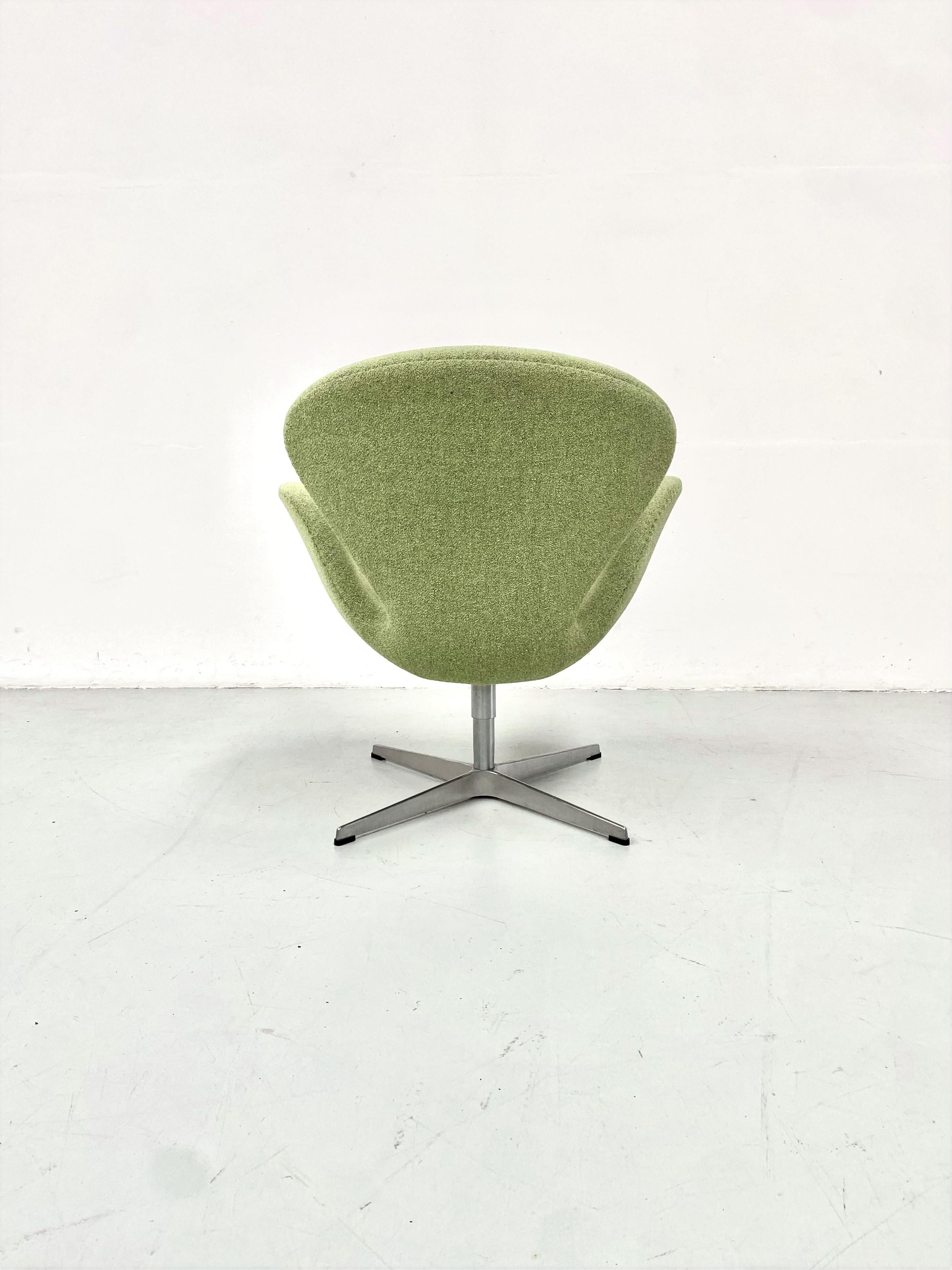 Swan Chair in Green Wool by Arne Jacobsen for Fritz Hansen, 1958 6