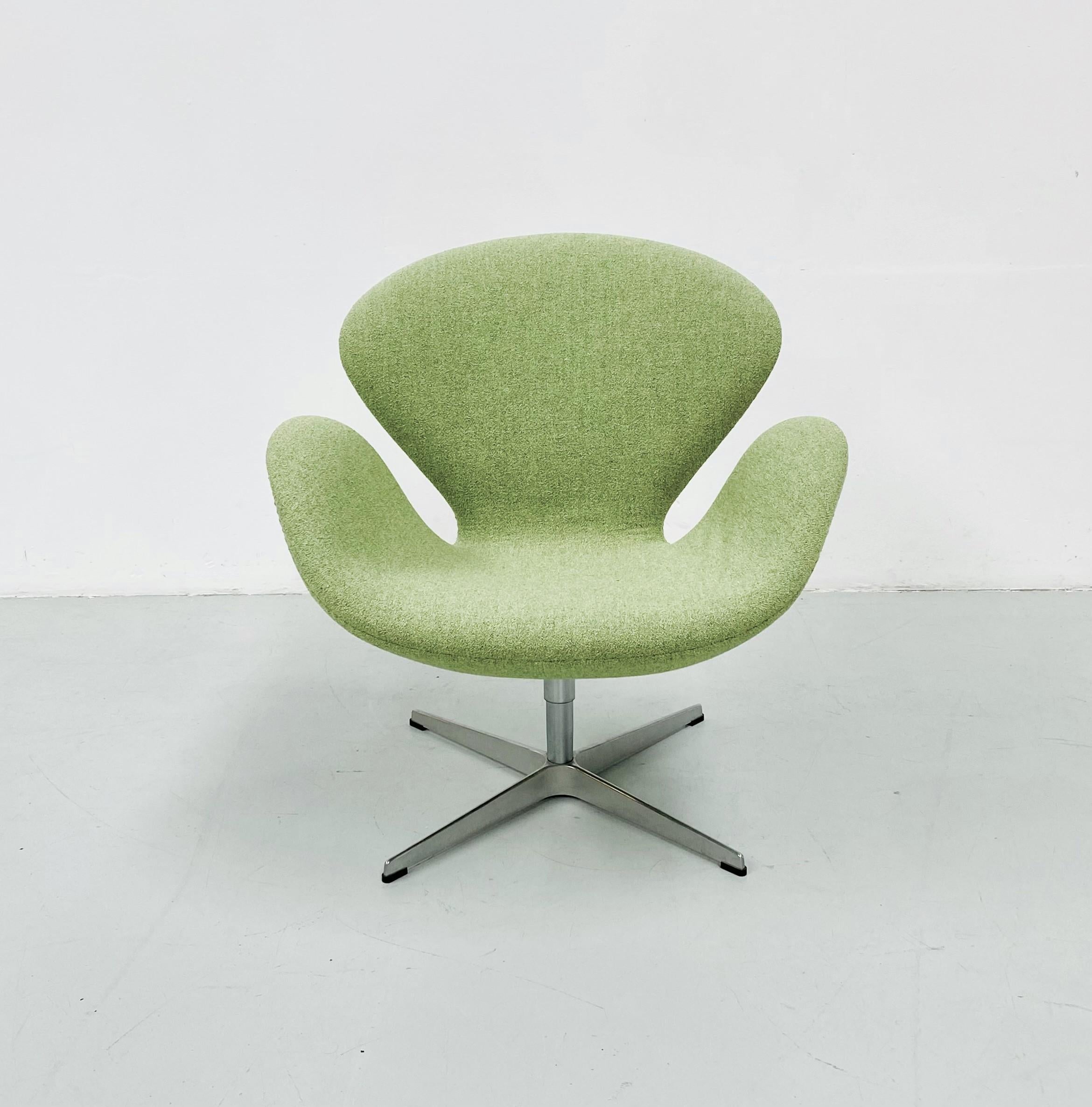 Cette chaise Swan a été conçue par Arne Jacobsen en 1958 pour le hall d'entrée et les salons de l'hôtel SAS Royal à Copenhague. Le design ne contient aucune ligne droite, ce qui lui confère un aspect organique et doux malgré sa simplicité et son