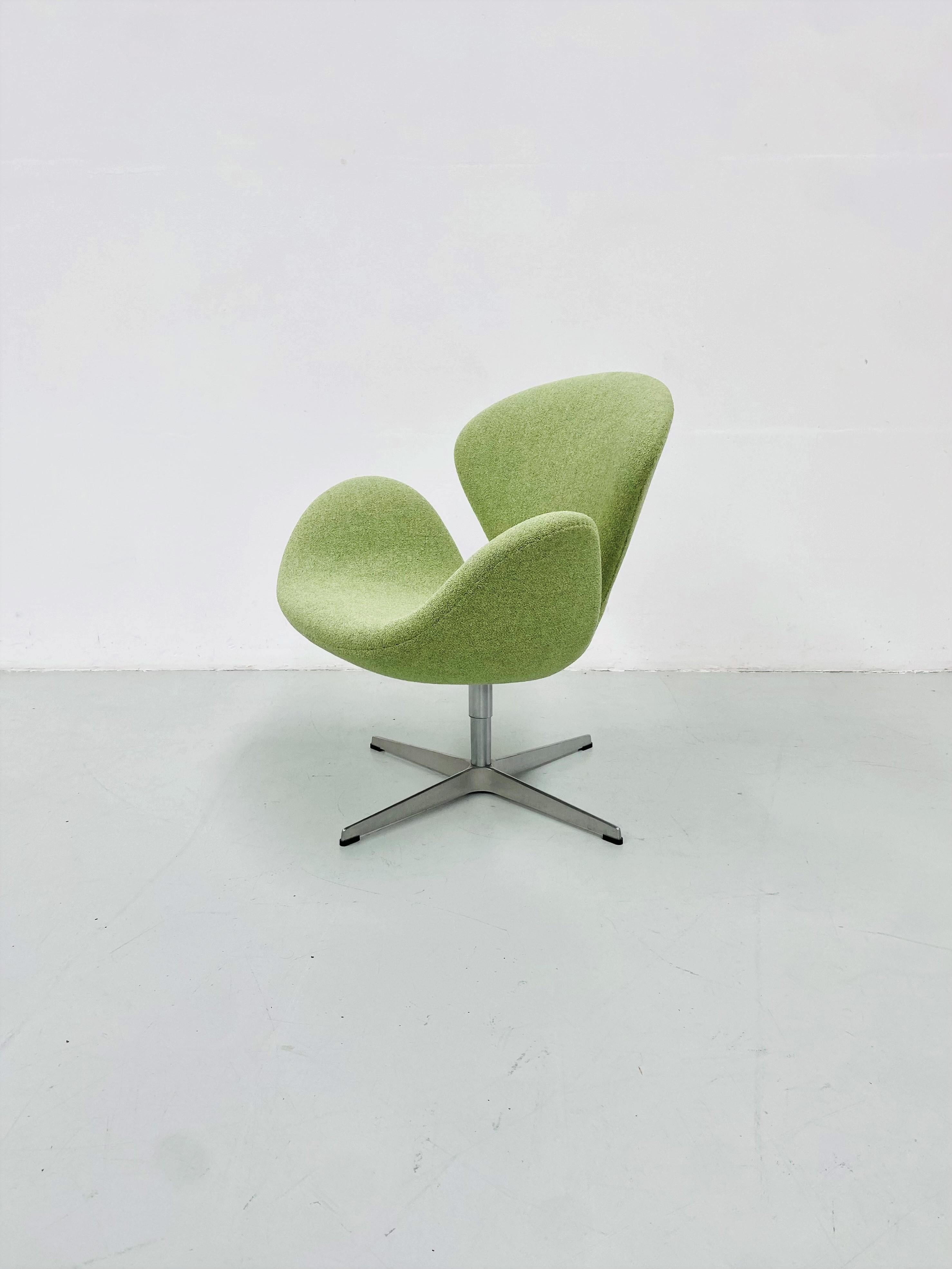 Swan Chair in Green Wool by Arne Jacobsen for Fritz Hansen, 1958 In Good Condition In Eindhoven, Noord Brabant