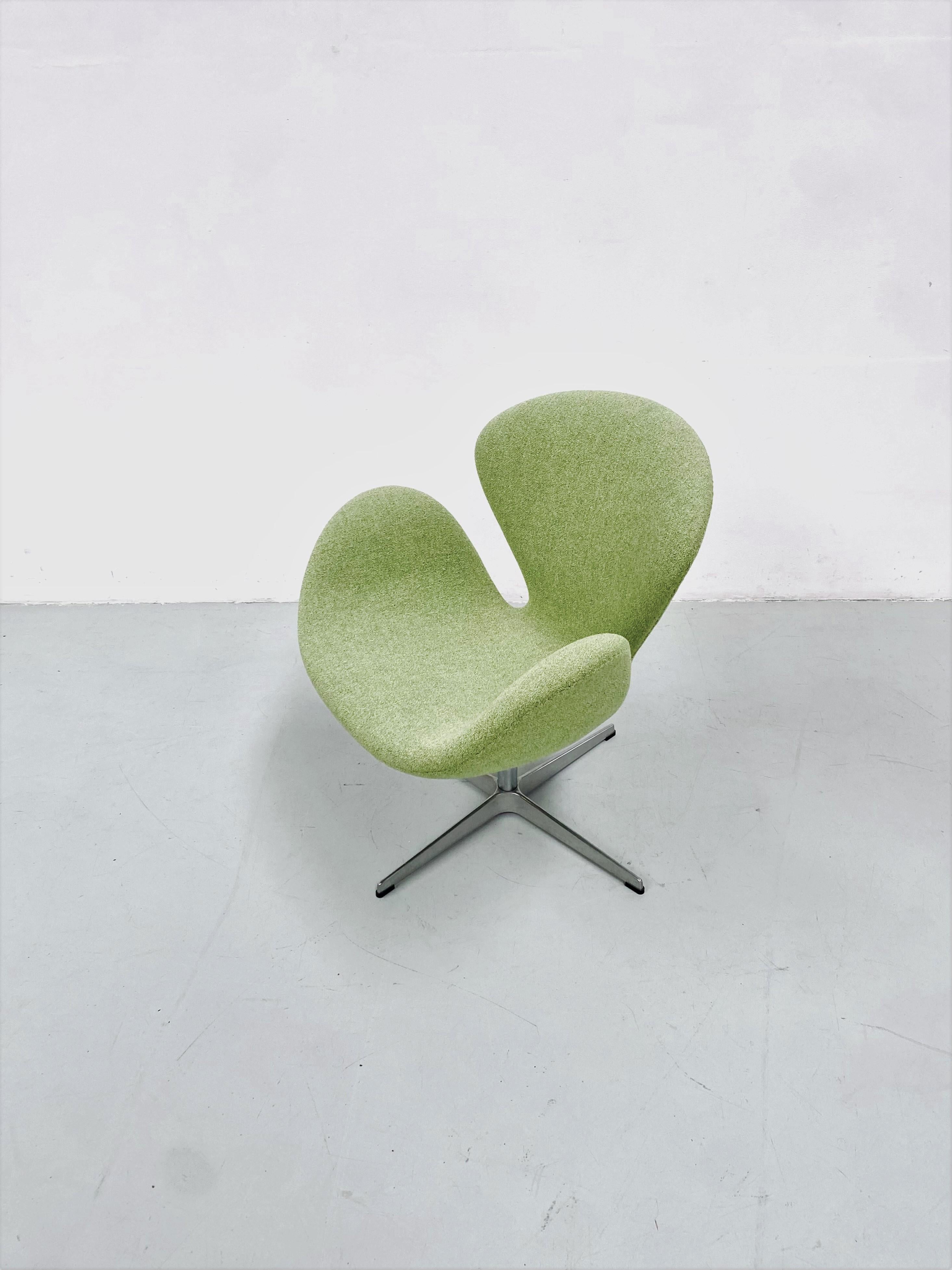 Aluminum Swan Chair in Green Wool by Arne Jacobsen for Fritz Hansen, 1958
