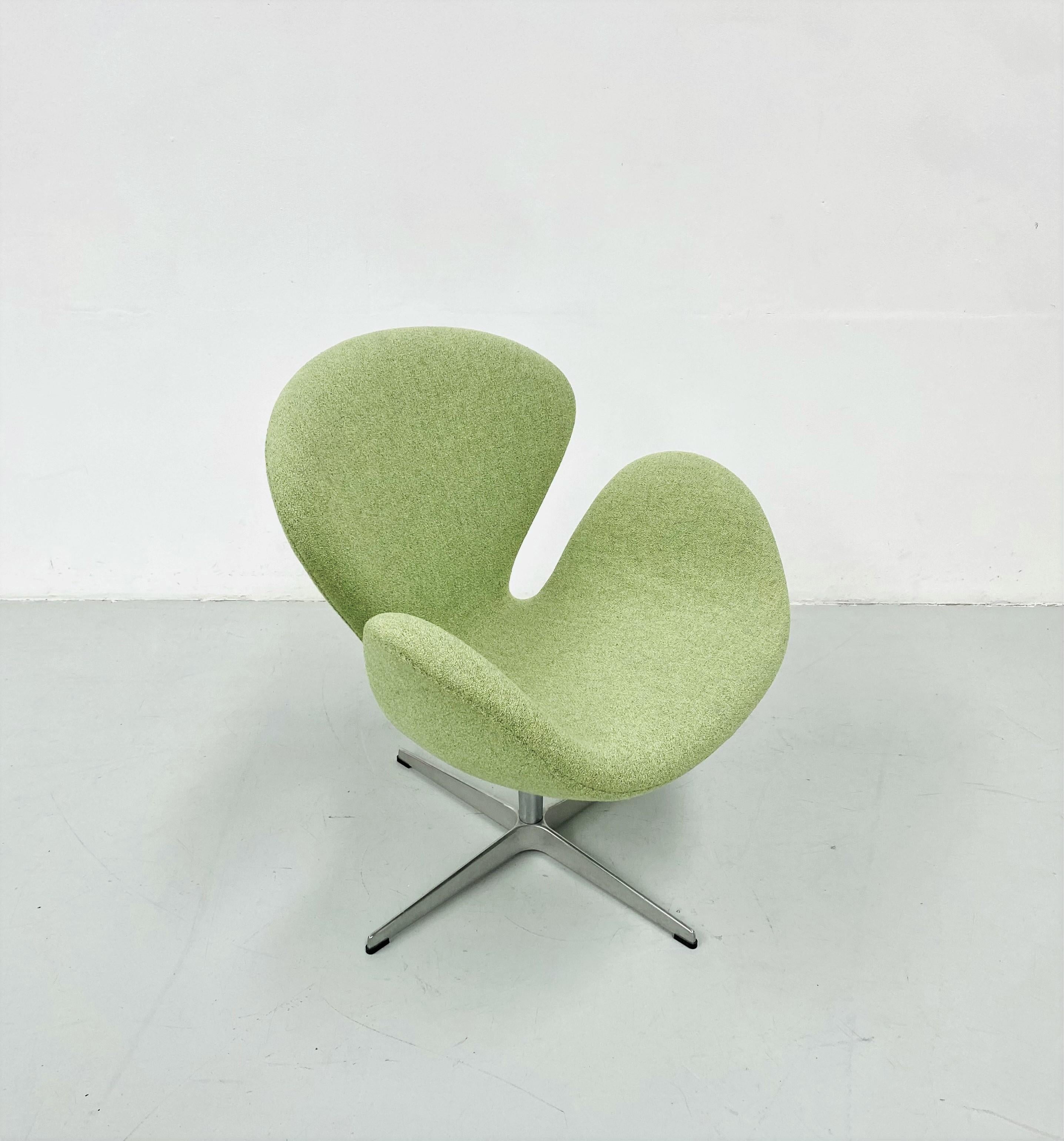 Swan Chair in Green Wool by Arne Jacobsen for Fritz Hansen, 1958 1