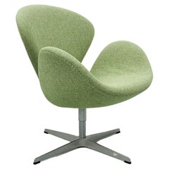 Schwanenstuhl aus grüner Wolle von Arne Jacobsen für Fritz Hansen, 1958.