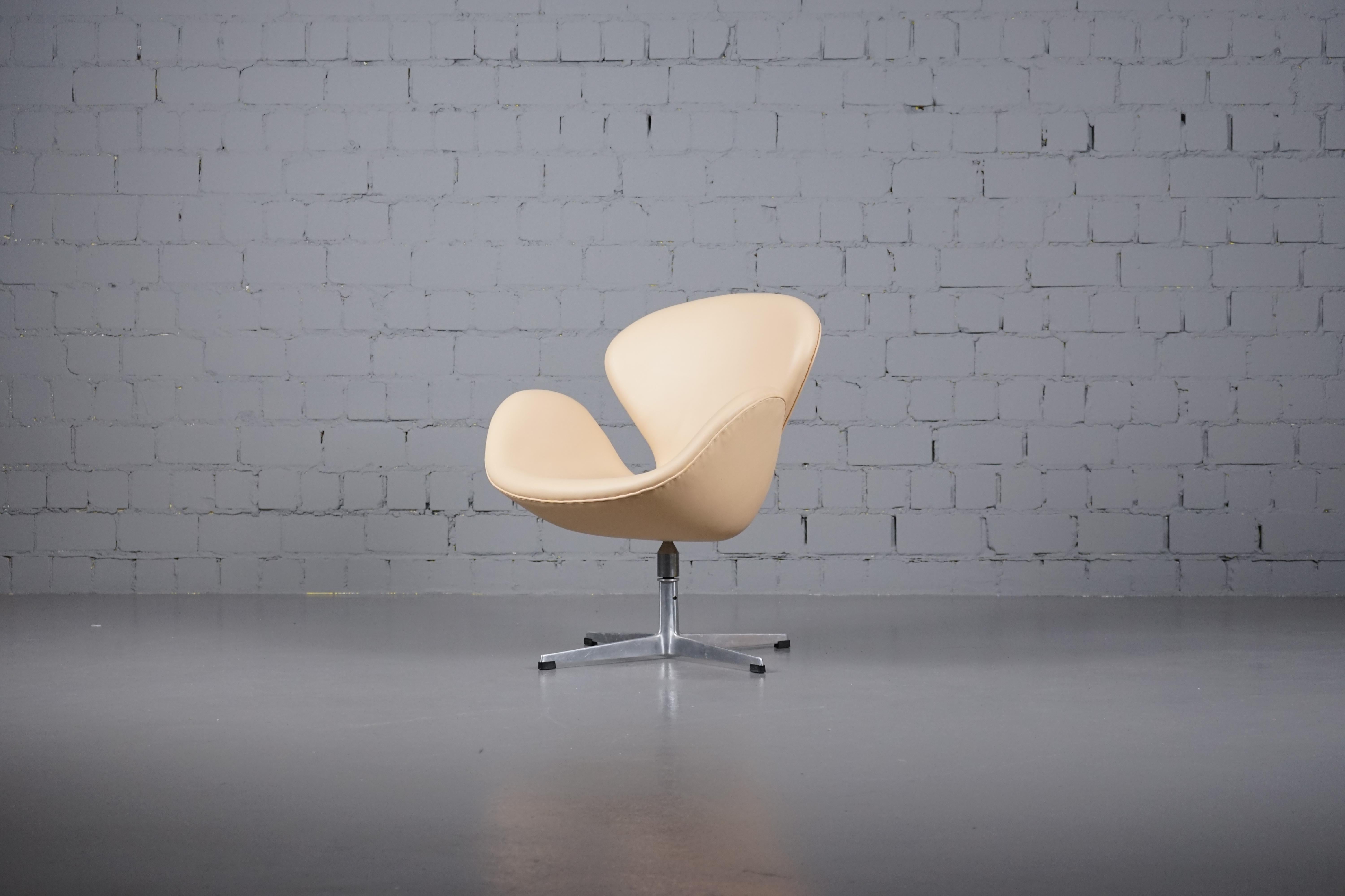 Swan Chair in Leather Arne Jacobsen for Fritz Hansen, 1960s For Sale 2