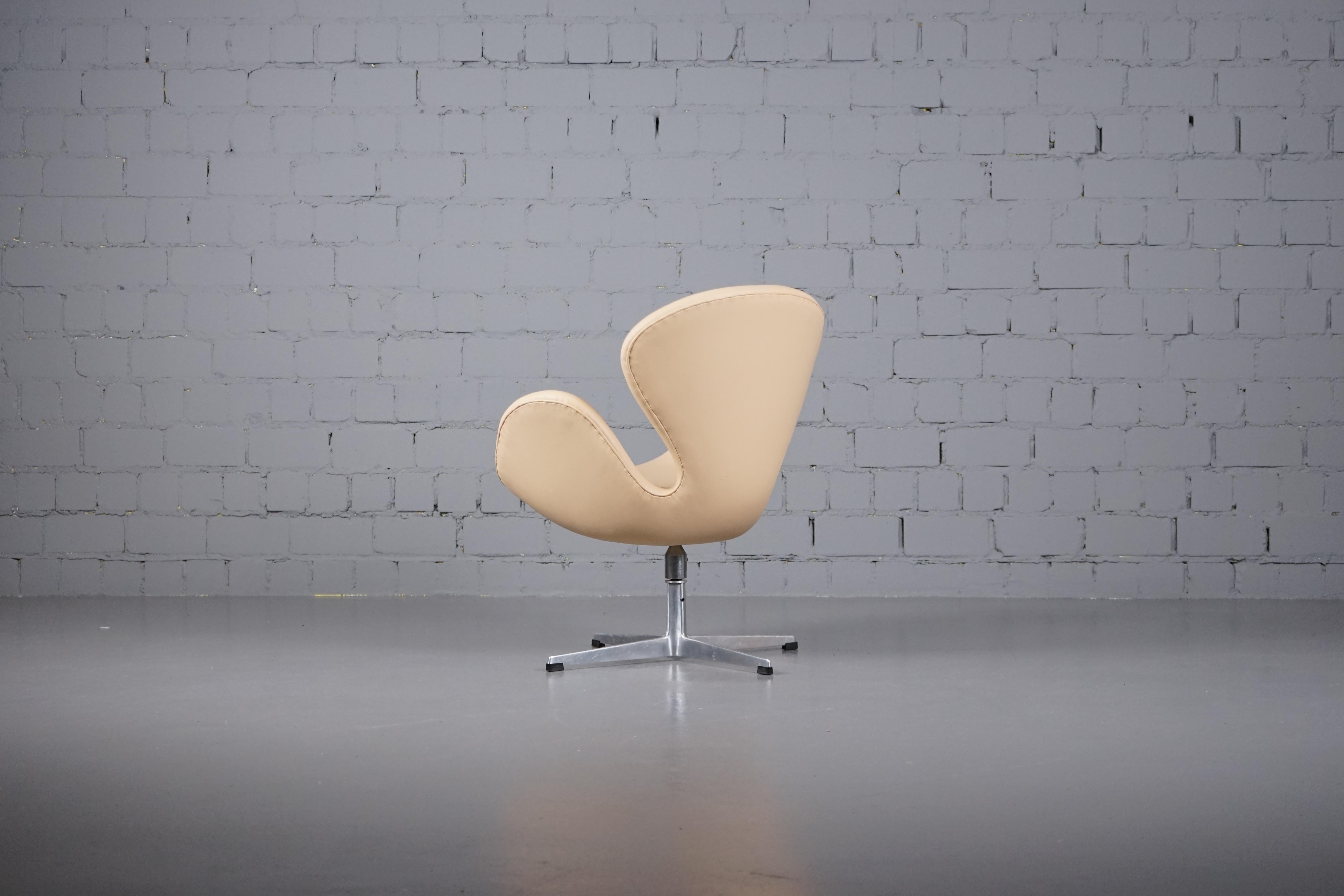 Mid-Century Modern Swan Chair in Leather Arne Jacobsen for Fritz Hansen, 1960s For Sale