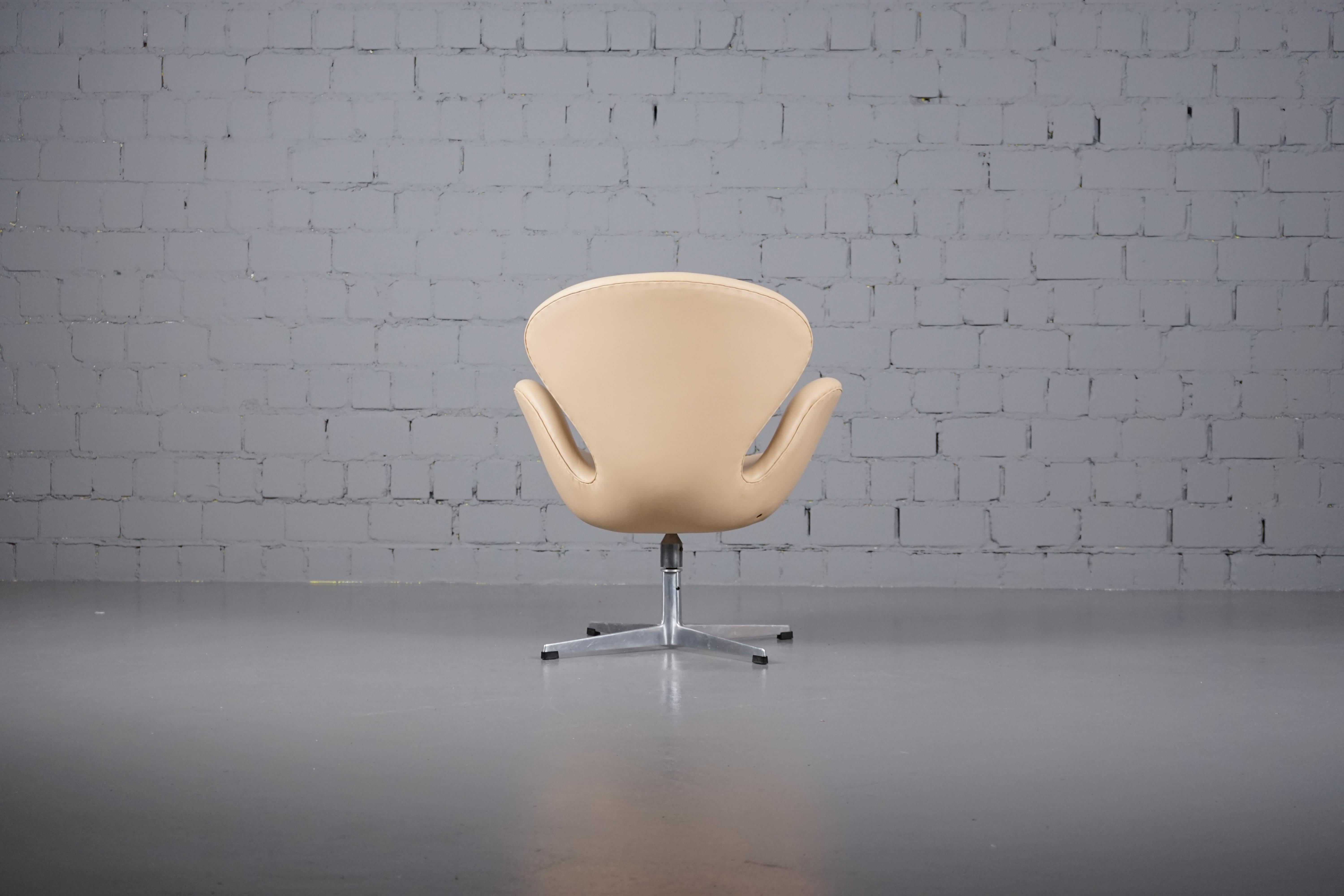 Danish Swan Chair in Leather Arne Jacobsen for Fritz Hansen, 1960s For Sale