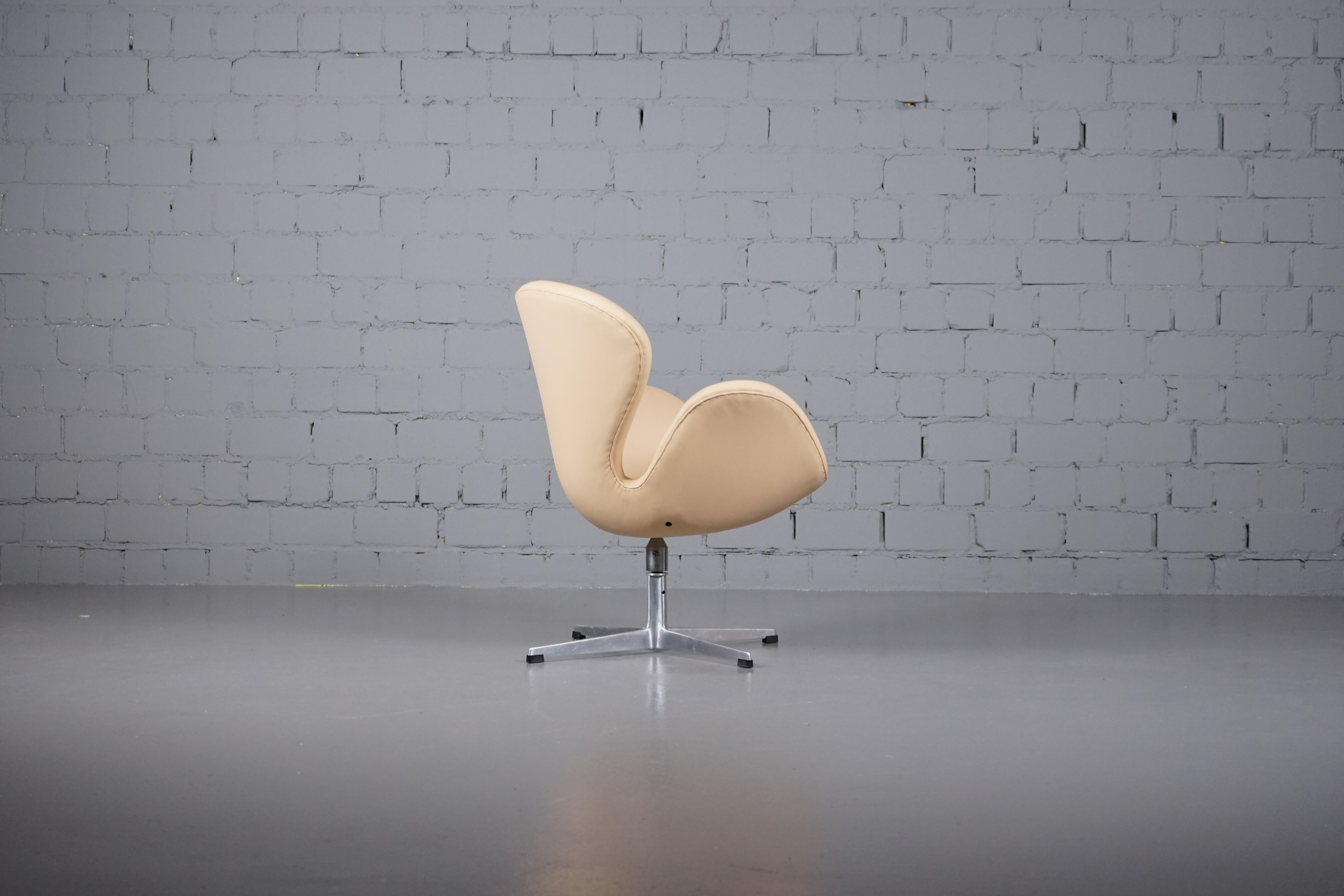 Swan Chair in Leather Arne Jacobsen for Fritz Hansen, 1960s In Good Condition For Sale In Kelkheim (Taunus), HE