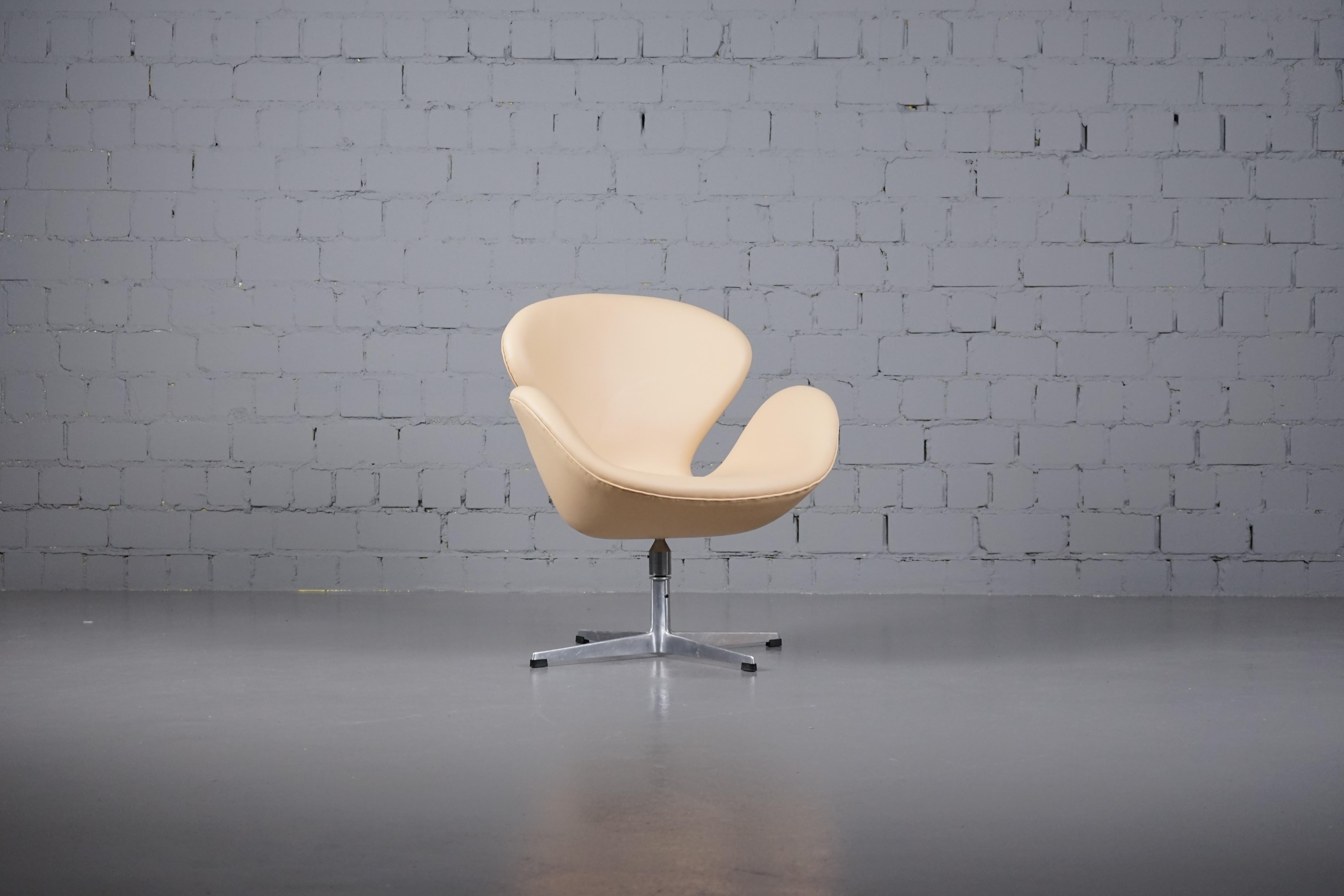 Métal Fauteuil cygne en cuir d'Arne Jacobsen pour Fritz Hansen, années 1960 en vente